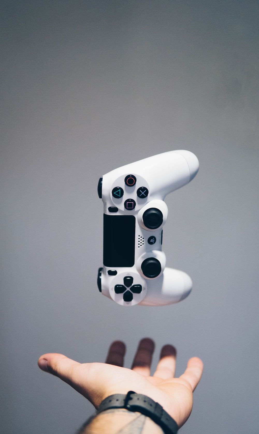 DualShock 4, Weißer Controller, Schwebend, Hand, Grauer Hintergrund, Sperrbildschirm fürs iPhone