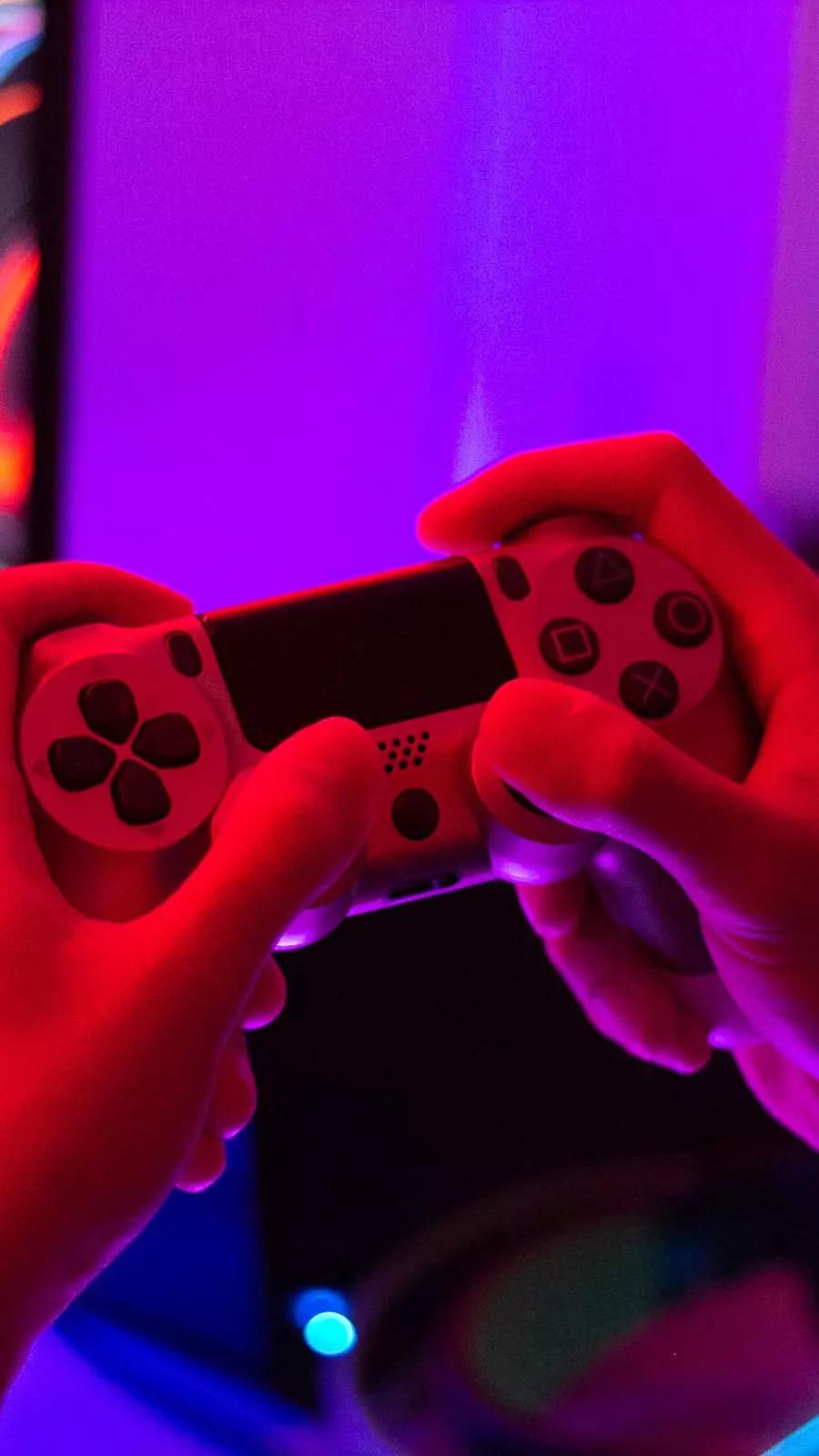 DualShock 4, Hände, Rotes Licht, Lila, Gaming, Hochformat, Hintergrundbild fürs Smartphone
