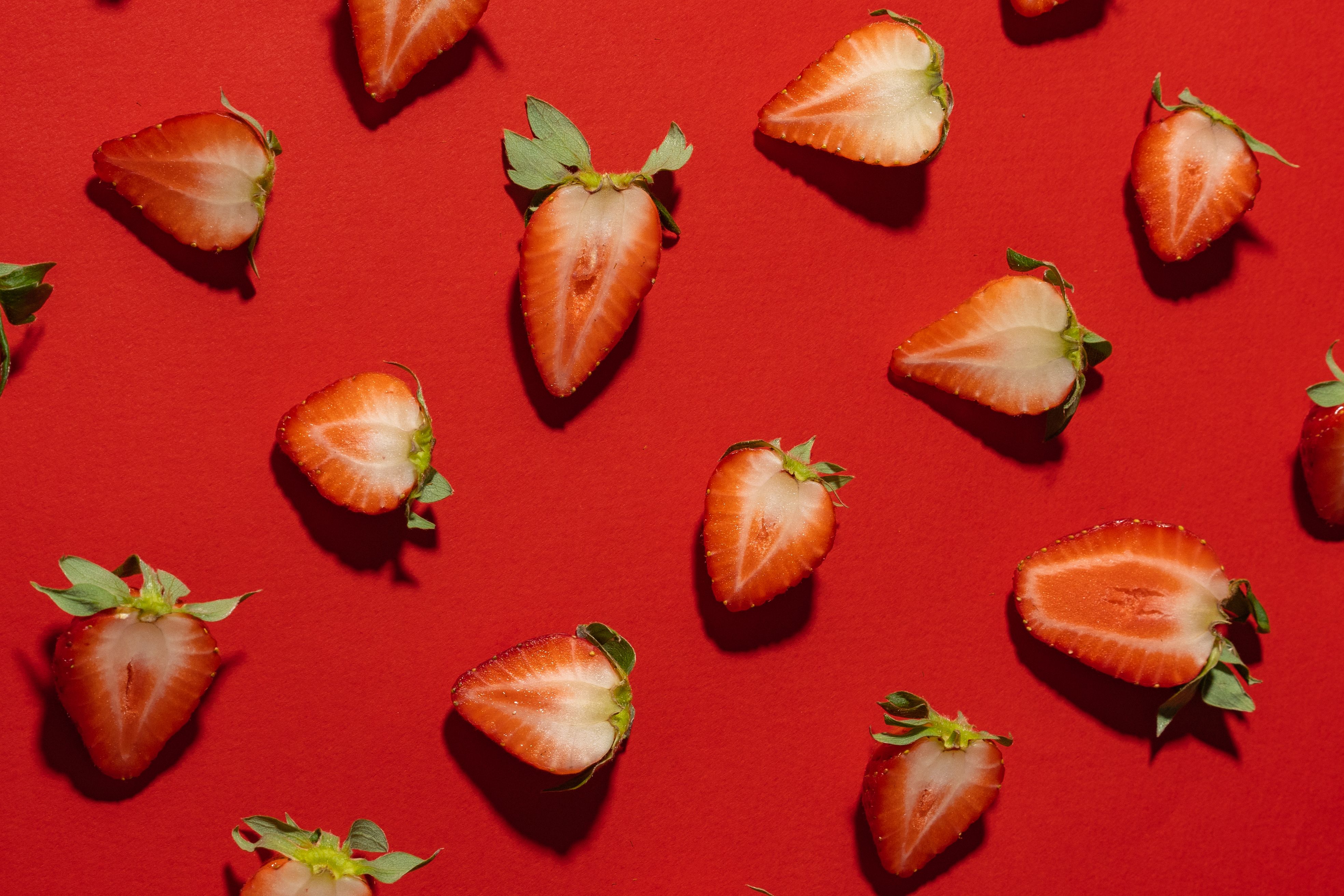 Erdbeeren, Roter Hintergrund, Flatlay, 4K Wallpaper