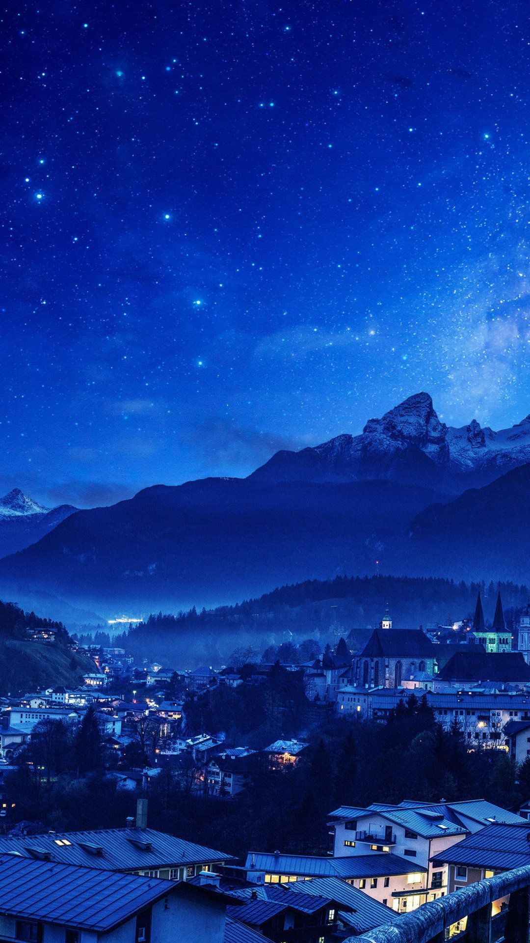Bergdorf, Nacht, Sternenhimmel, Blaue Stunde, Lichter, Hochformat, Hintergrundbild fürs Smartphone