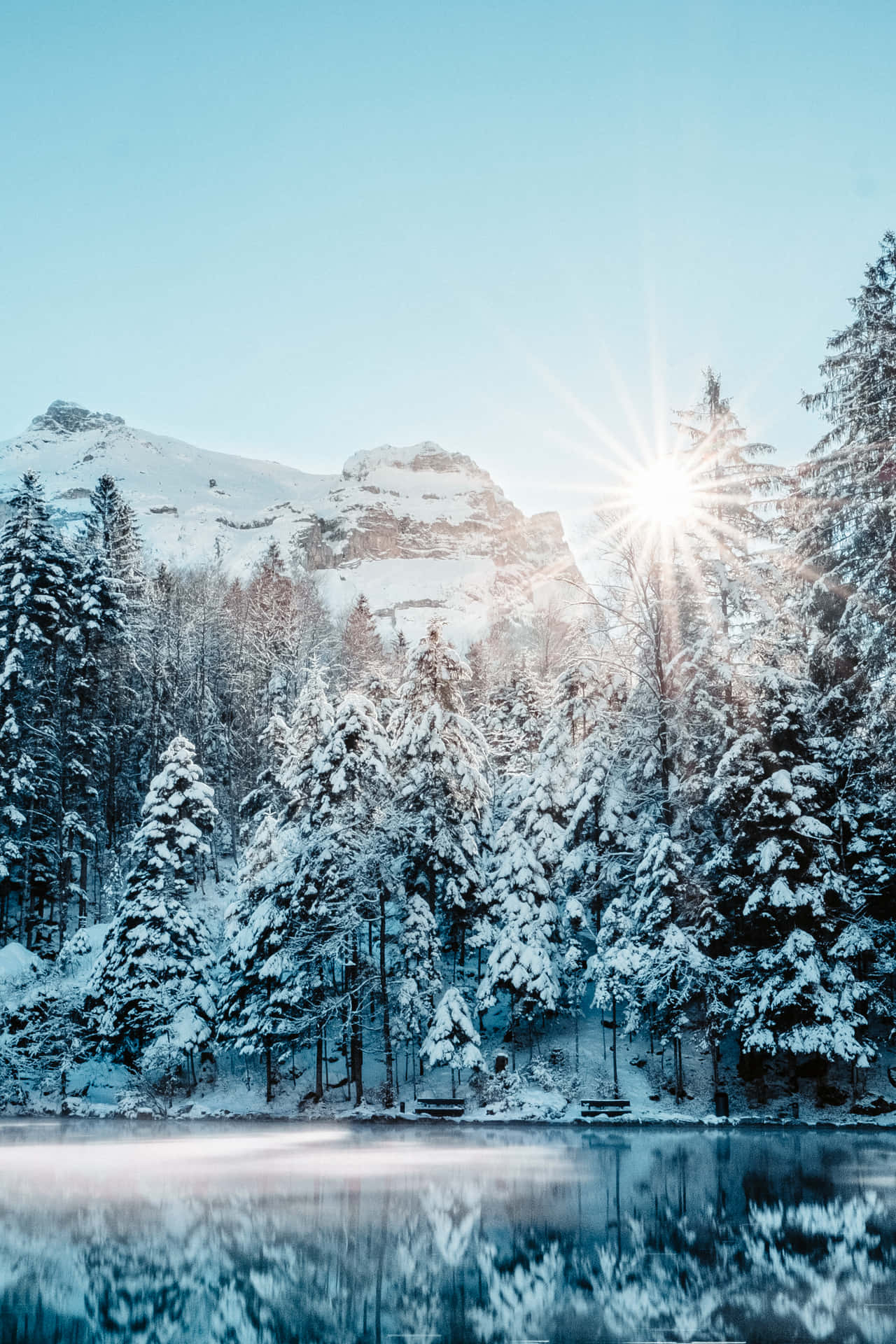 Verschneite Tannen, Berge, Sonnenstern, Fluss, Winterlandschaft, Full HD, iPhone-Hintergrundbild