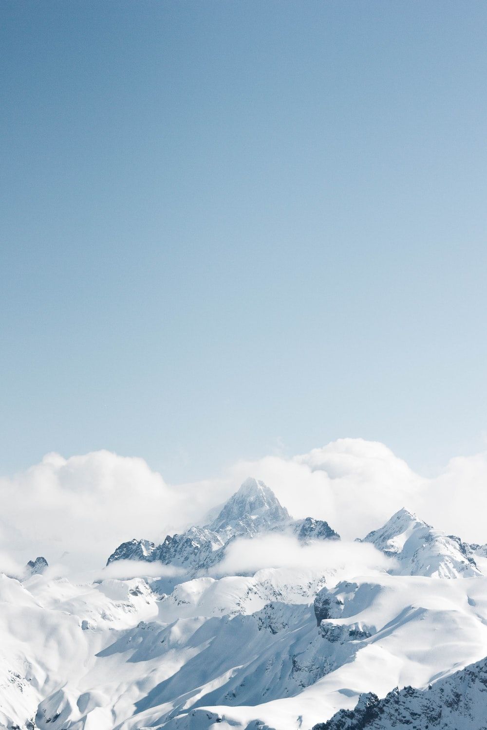 Gipfel über Wolken, Blauer Himmel, Minimalistisch, Schnee, Sperrbildschirm fürs iPhone