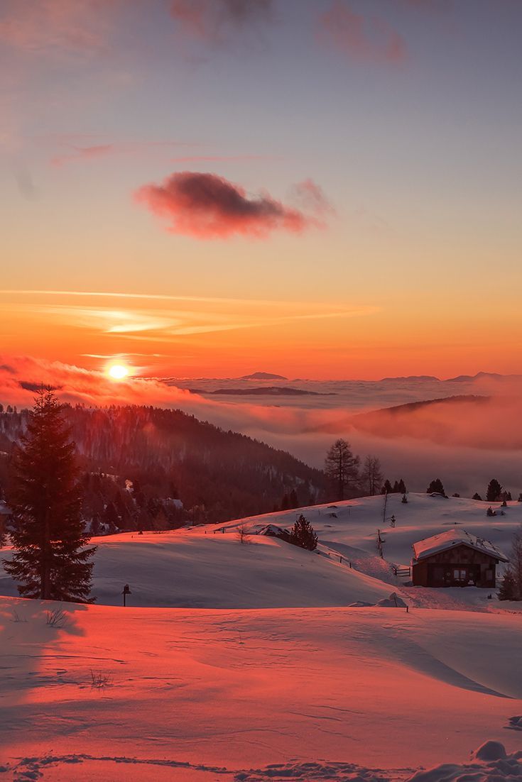 Sonnenuntergang, Oranger Himmel, Berghütte, Verschneite Hänge, Hintergrundbild fürs Tablet