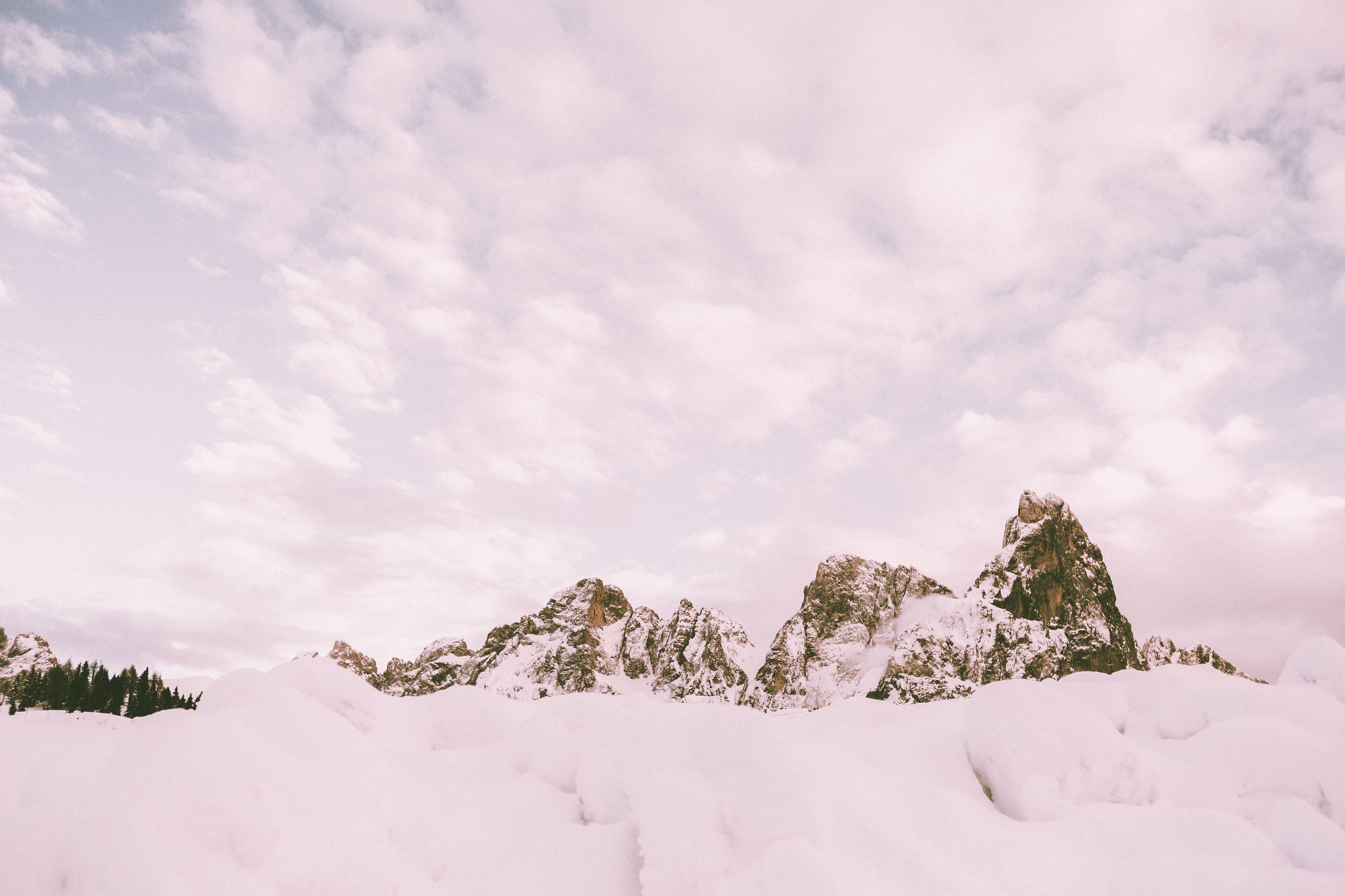 Felsgipfel, Schneefläche, Bewölkter Himmel, Hell, 5K, Hintergrundbild für den PC