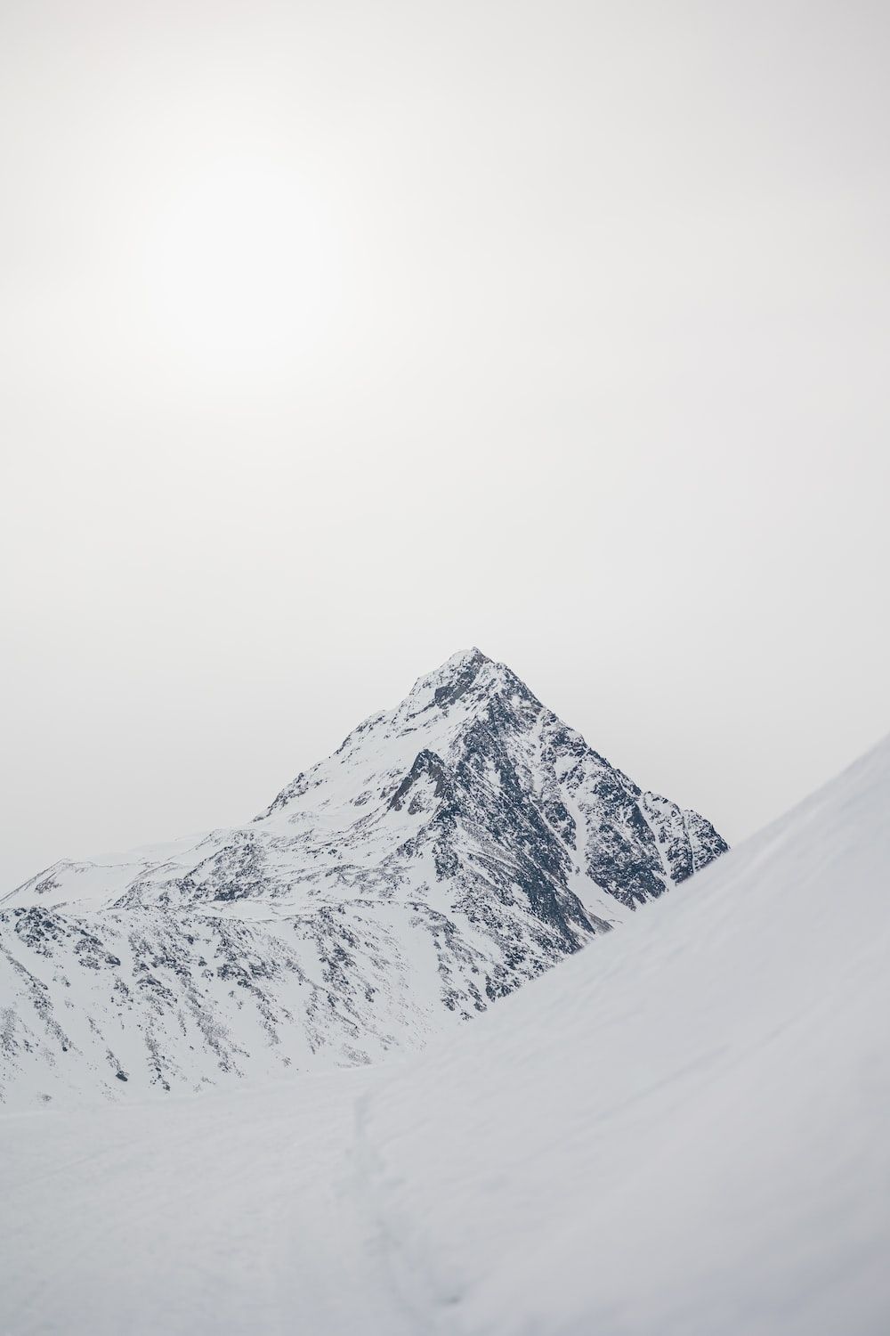 Schneegipfel, Nebel, Minimalistisch, Grau, HD, Sperrbildschirm fürs iPhone