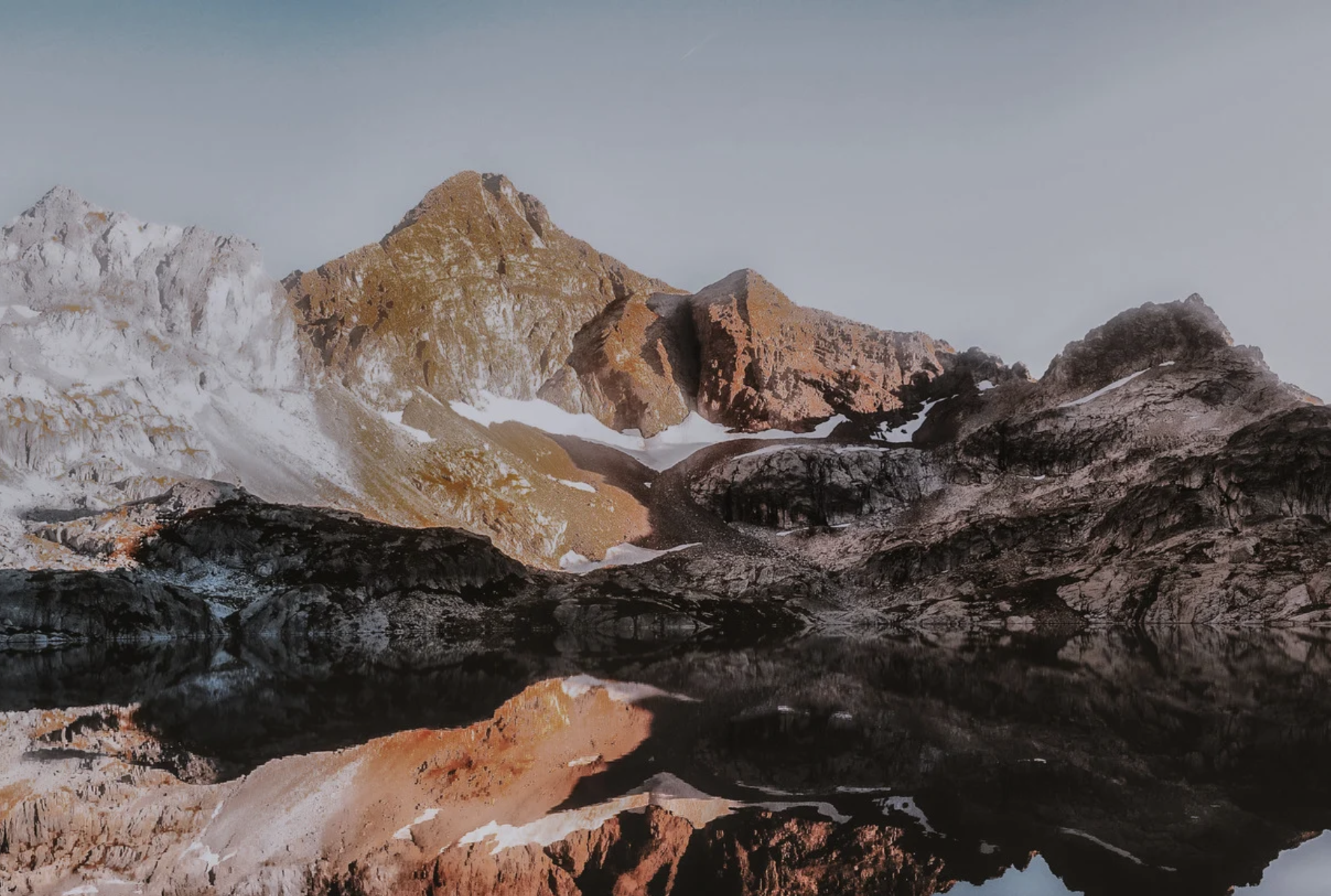 Bergsee, Spiegelung, Felsgipfel, Schneereste, Full HD, Desktop-Hintergrund für Windows