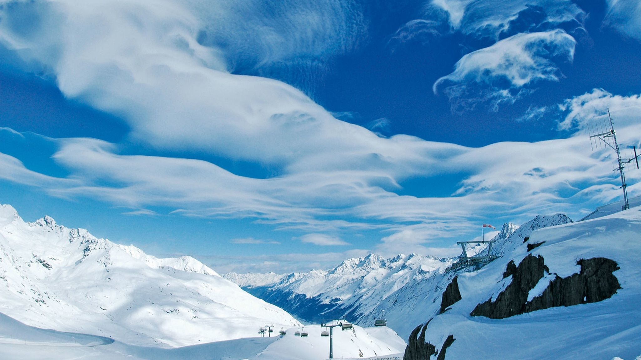 Skigebiet, Sessellift, Wolkenhimmel, Schneehänge, 16:9, Full-HD-Hintergrundbild für den Desktop