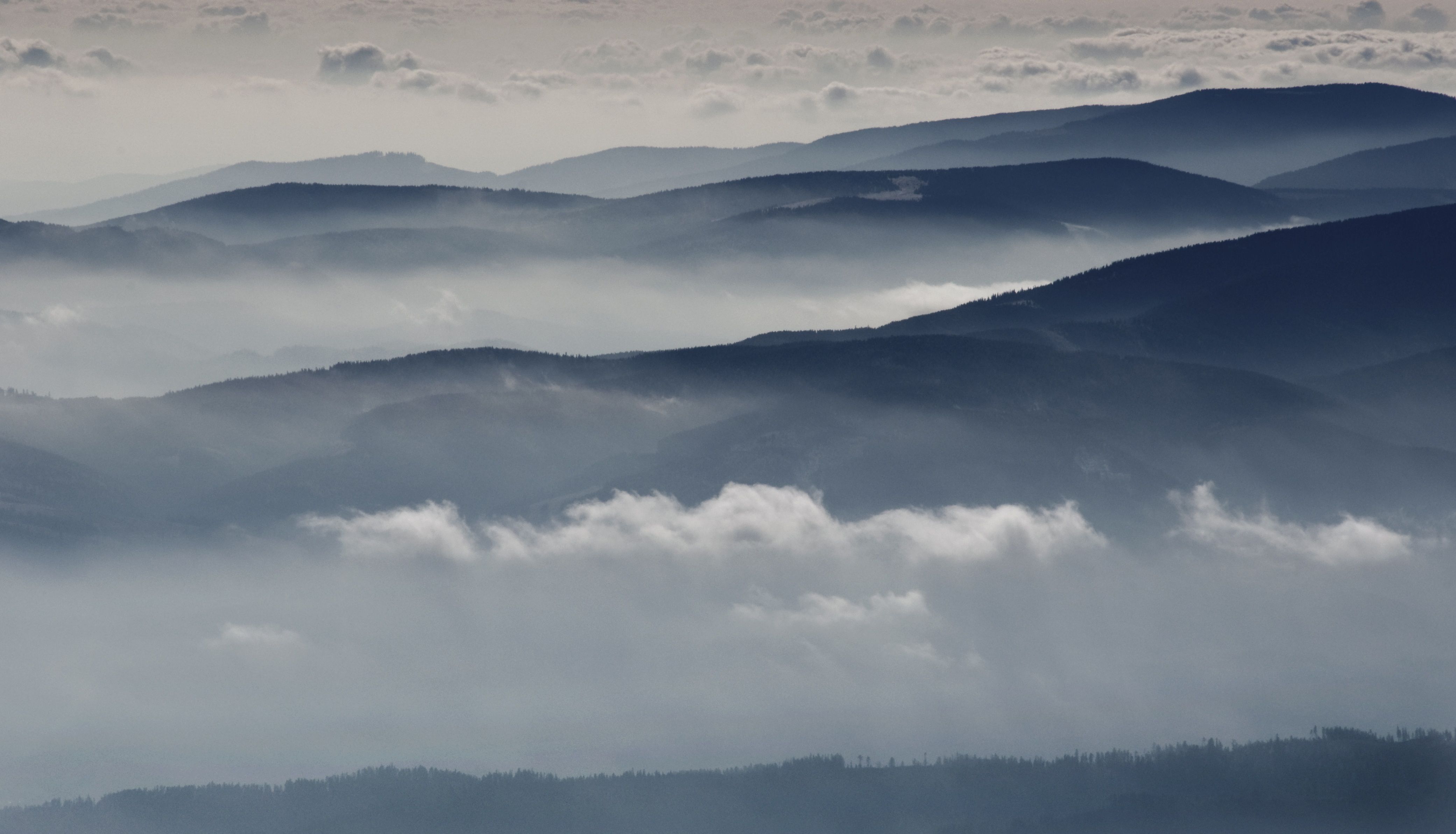Hügelketten, Nebel, Wolkenschichten, Grau, 4K, Hintergrundbild für den PC