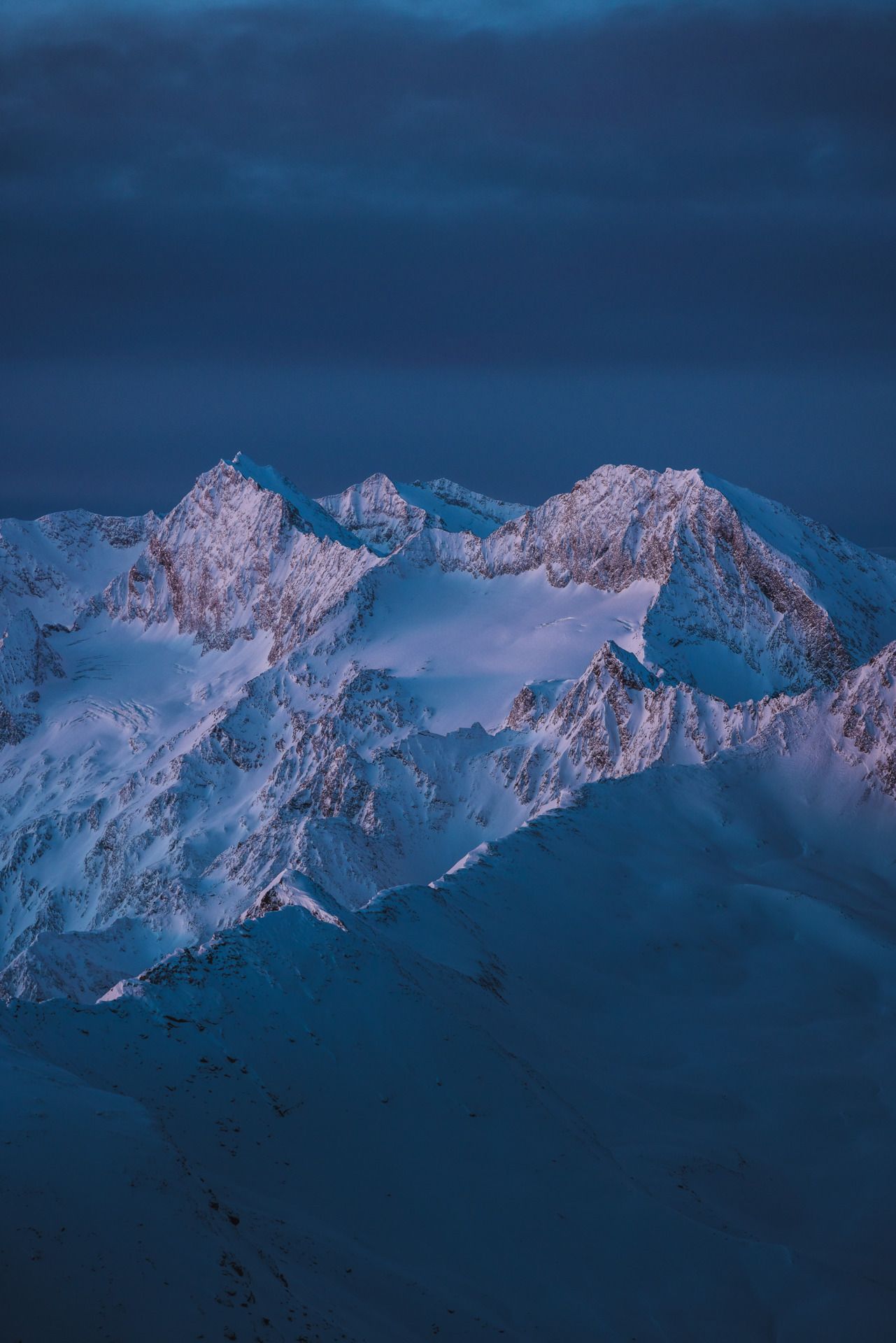 Alpenglühen, Berggipfel, Dunkelblau, Dämmerung, Hintergrundbild für iPad und Tablet