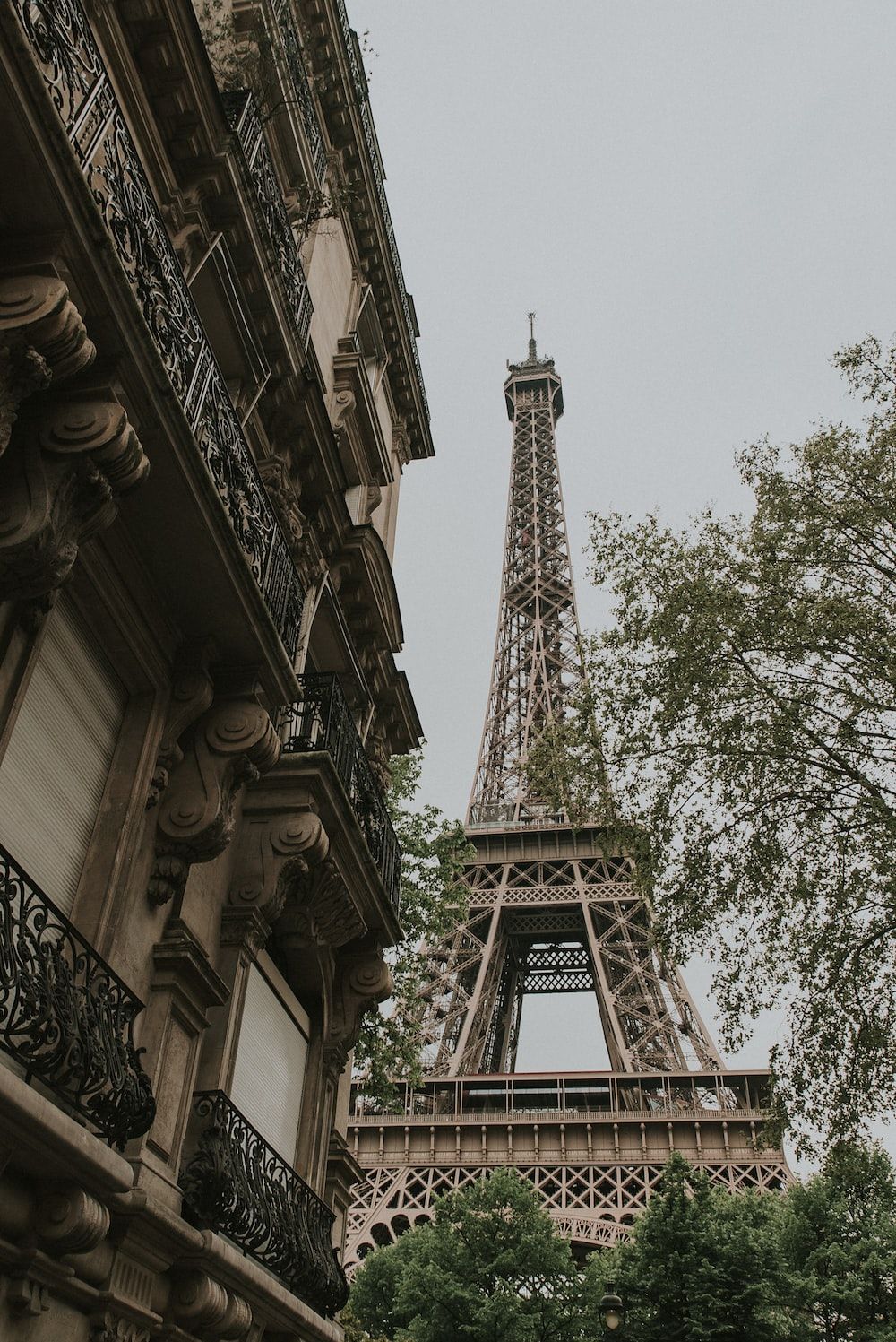 Eiffelturm, Paris, Haussmann-Bauten, Straße, Grauer Himmel, HD, iPad-Hintergrundbild