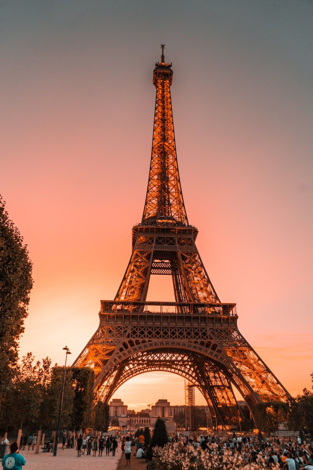 Eiffelturm, Paris, Sonnenuntergang, Oranger Himmel, Beleuchtung, Froschperspektive, HD-Tablet-Hintergrundbild