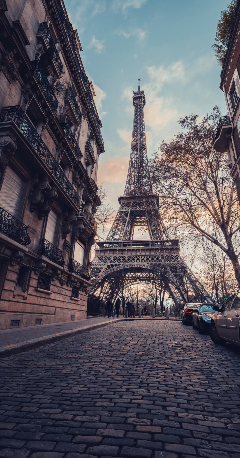 Eiffelturm, Paris, Kopfsteinpflaster, Straße, Haussmann-Bauten, Bäume, Android-Hintergrundbild