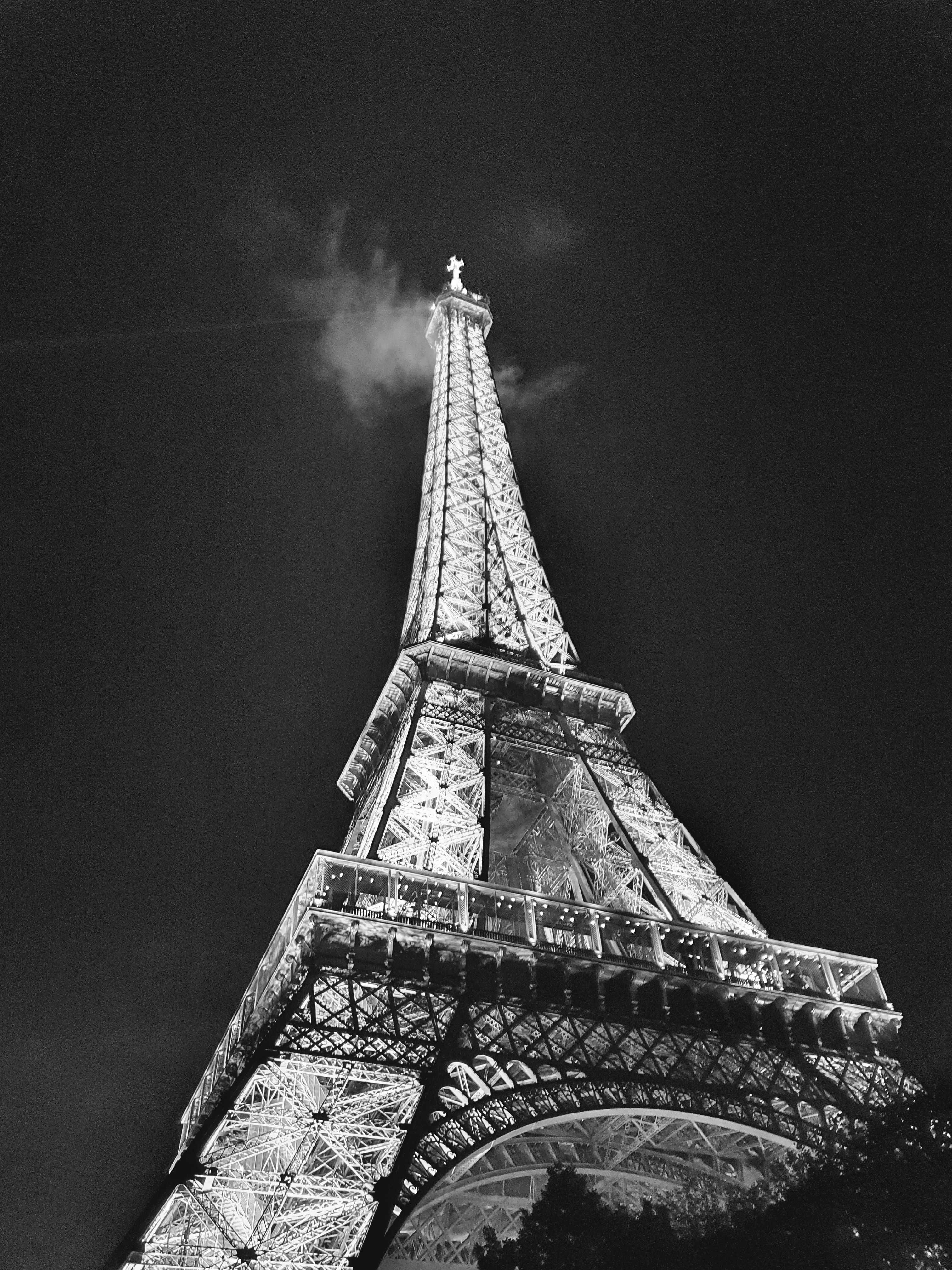 Eiffelturm, Paris, Schwarzweiß, Froschperspektive, Wolken, QHD+, iPad-Hintergrundbild