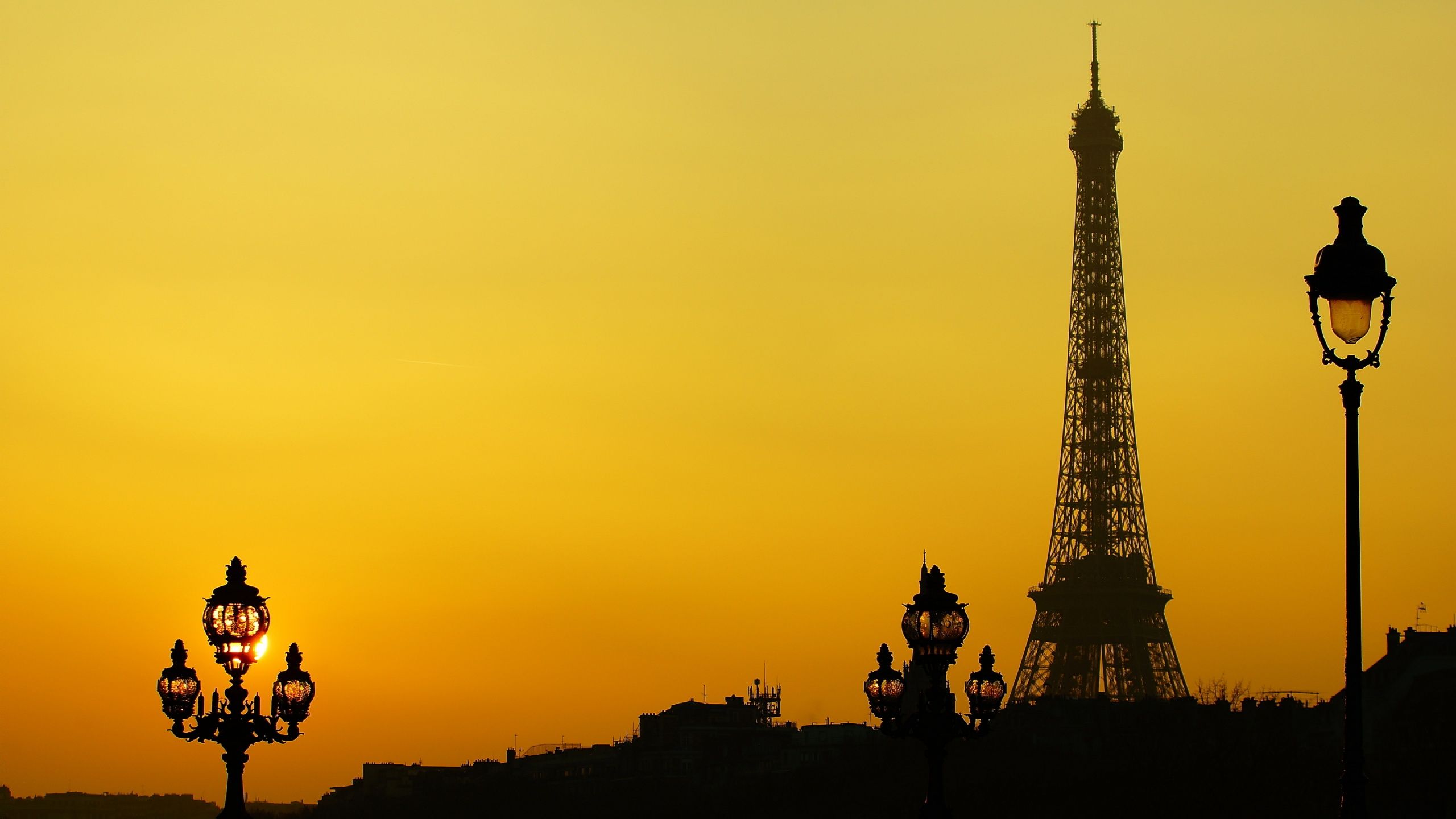 Eiffelturm, Pont Alexandre III, Paris, Silhouette, Laternen, Gelber Himmel, Sonnenuntergang, 2K Wallpaper