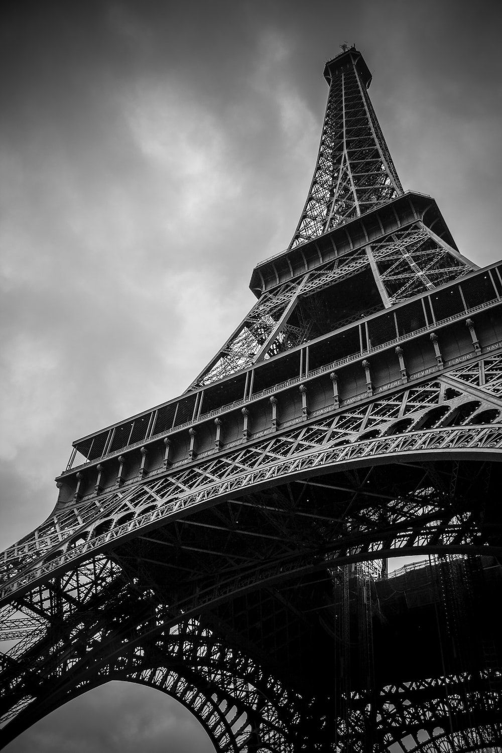 Eiffelturm, Paris, Schwarzweiß, Stahlkonstruktion, Froschperspektive, HD, iPhone-Hintergrundbild