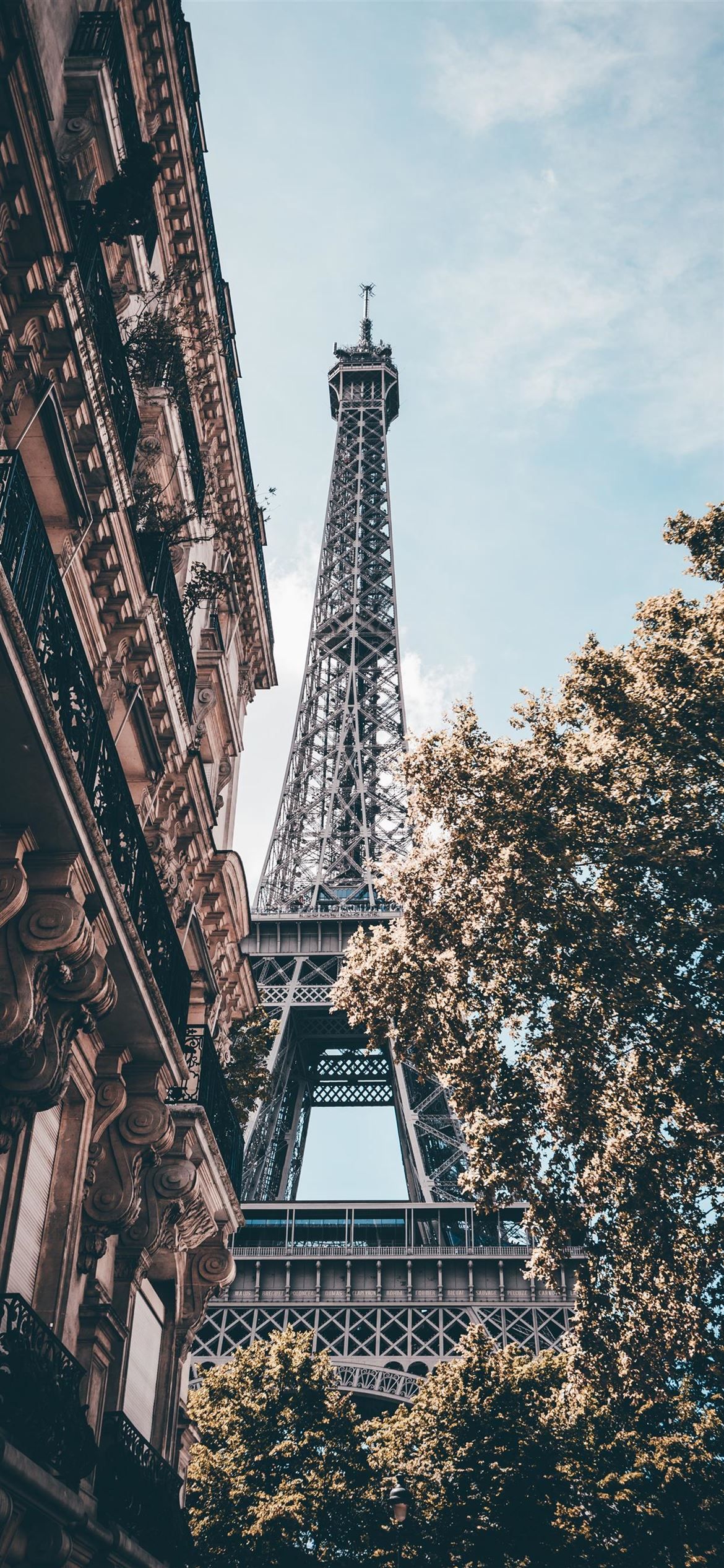 Eiffelturm, Paris, Straße, Haussmann-Bauten, Bäume, Froschperspektive, 1170x2532, Handy-Hintergrund