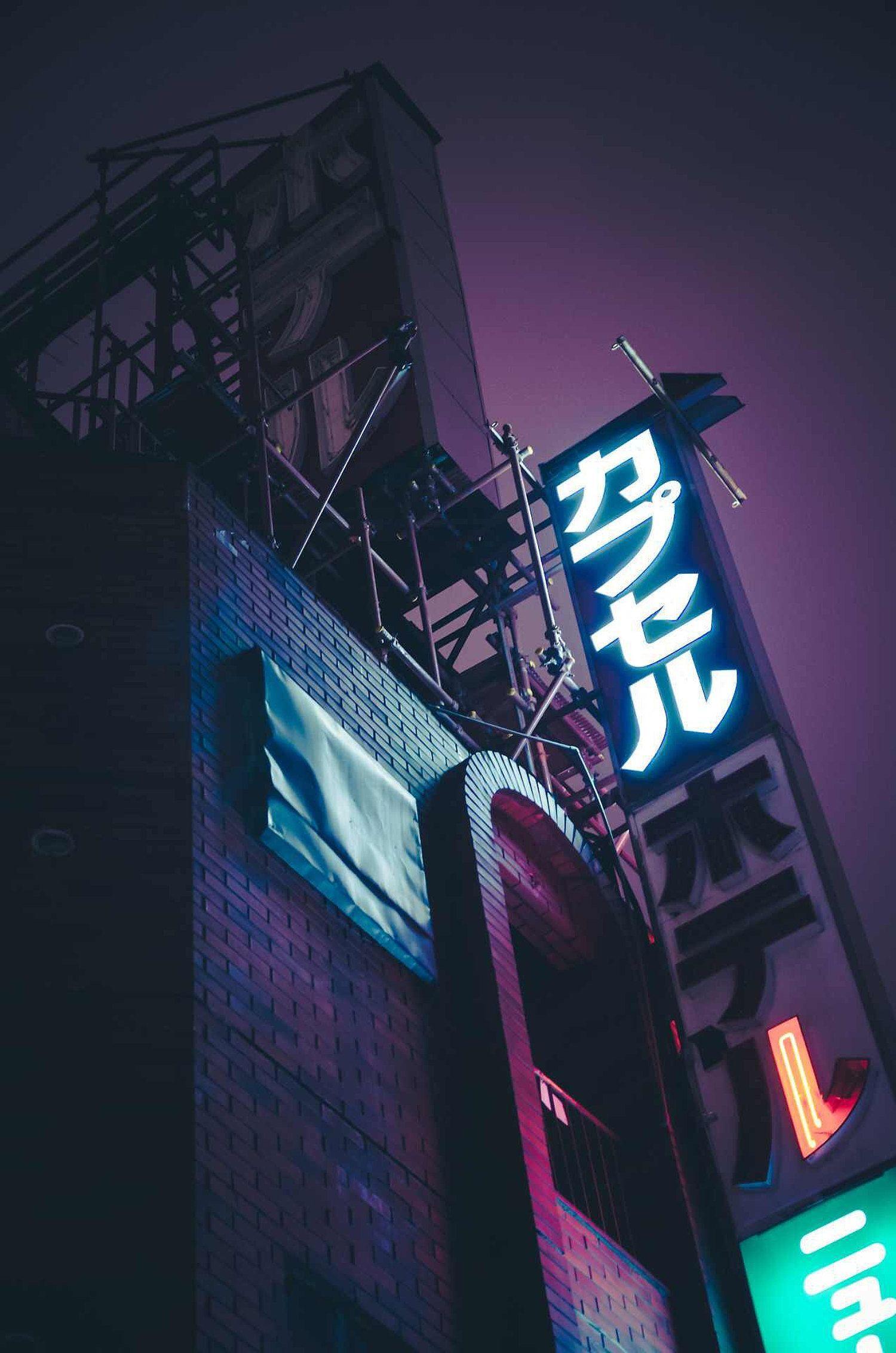 Japanische Leuchtreklame, Gebäude, Neon, Nacht, Froschperspektive, QHD+, Handy-Hintergrundbild