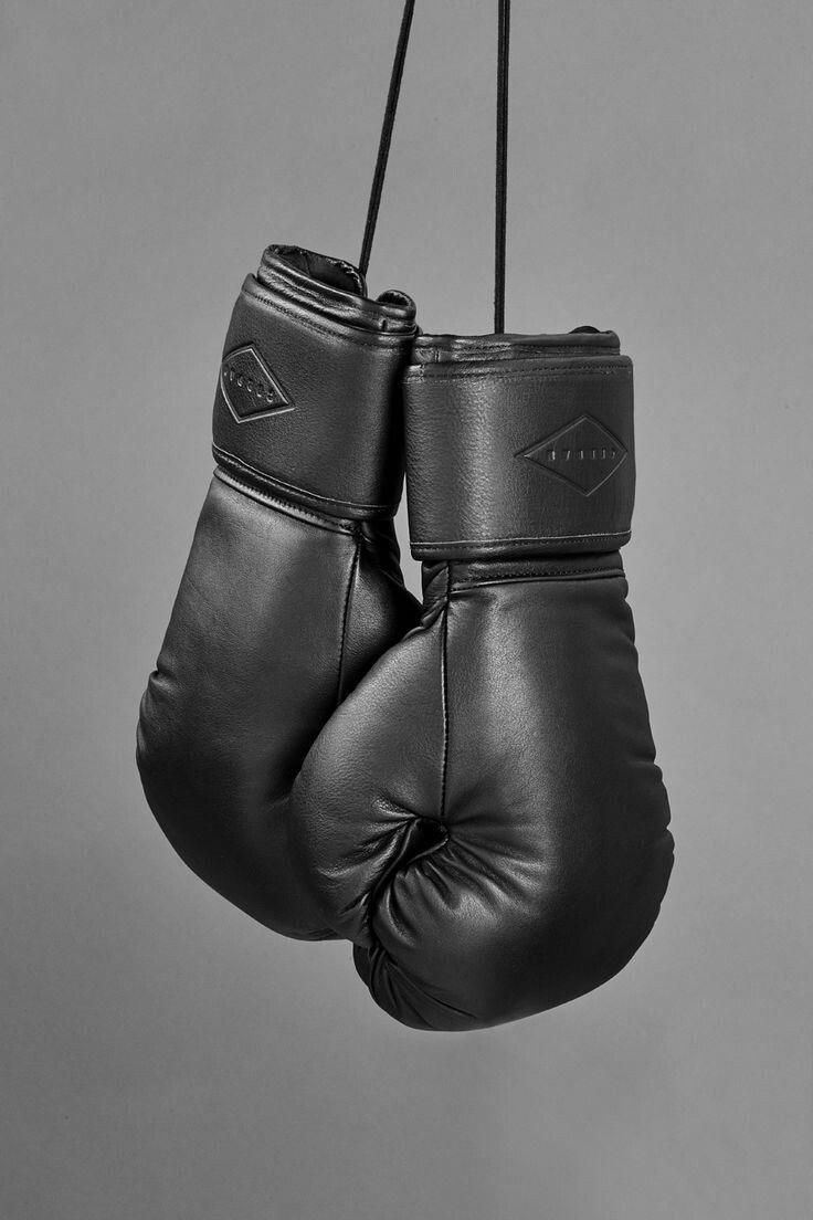 Schwarze Boxhandschuhe, Hängend, Grauer Hintergrund, HD, Sperrbildschirm fürs iPhone