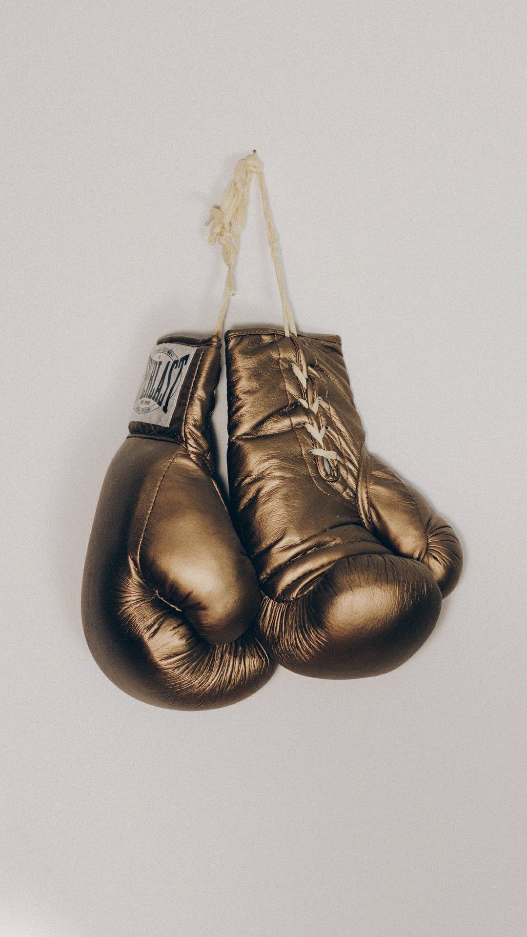Goldene Boxhandschuhe, Hängend, Minimalistisch, Full HD, Sperrbildschirm fürs iPhone