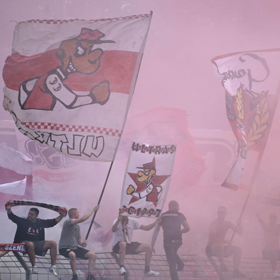 VfB Stuttgart, Fans, Fahnen, Pyrotechnik, Rauch, Ultras, Hintergrundbild fürs Tablet