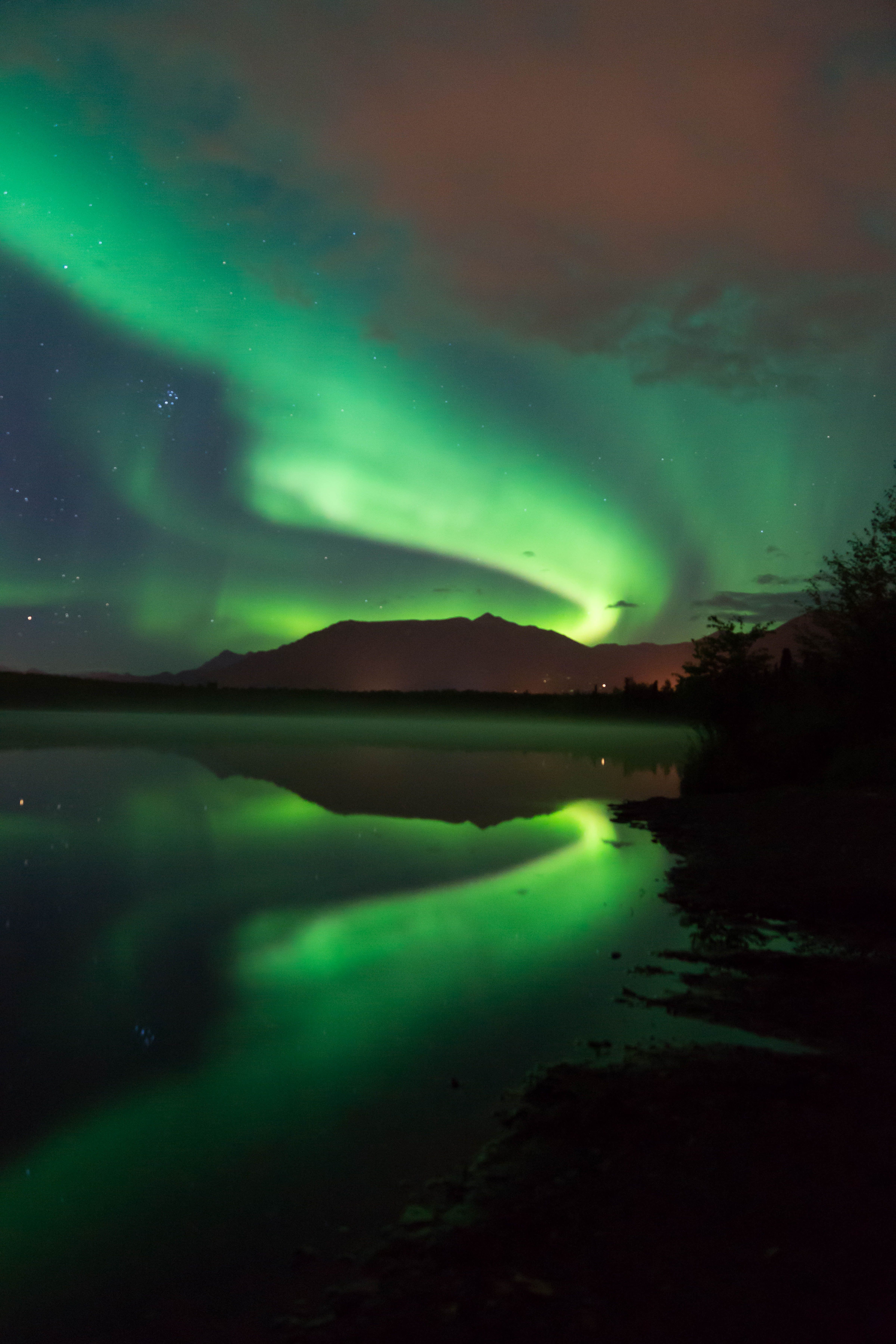 Grünes Leuchten, See, Spiegelung, Nacht, QHD+, Hintergrundbild fürs Handy