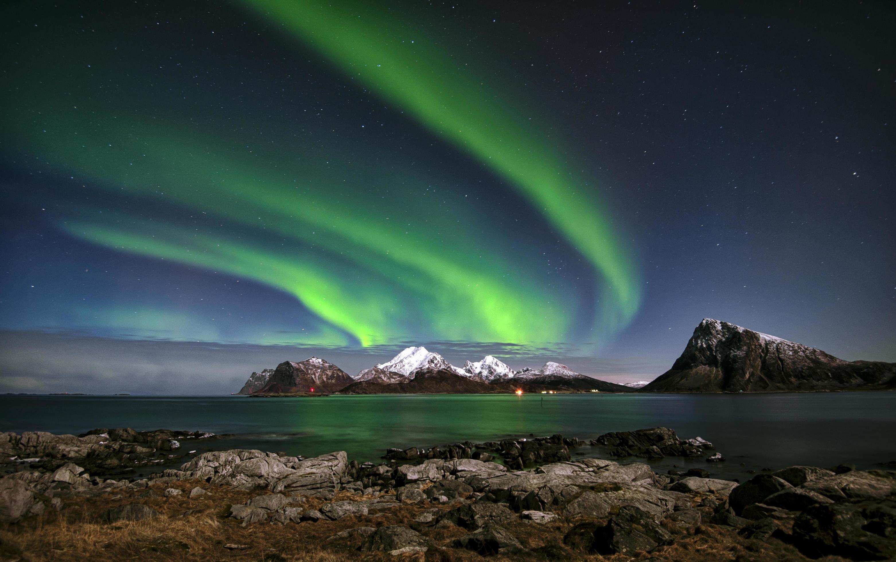 Aurora borealis, Schneeberge, Felsenküste, Grün, Nacht, 16:10, 2K-Hintergrundbild für den Desktop