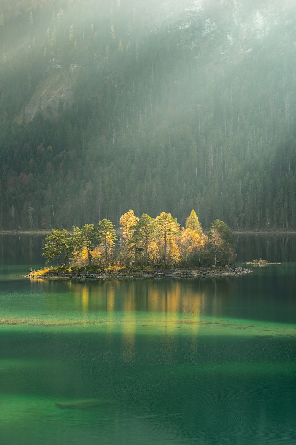 Insel, Bergsee, Sonnenstrahlen, Smaragdgrün, Nebel, HD, iPad-Hintergrundbild
