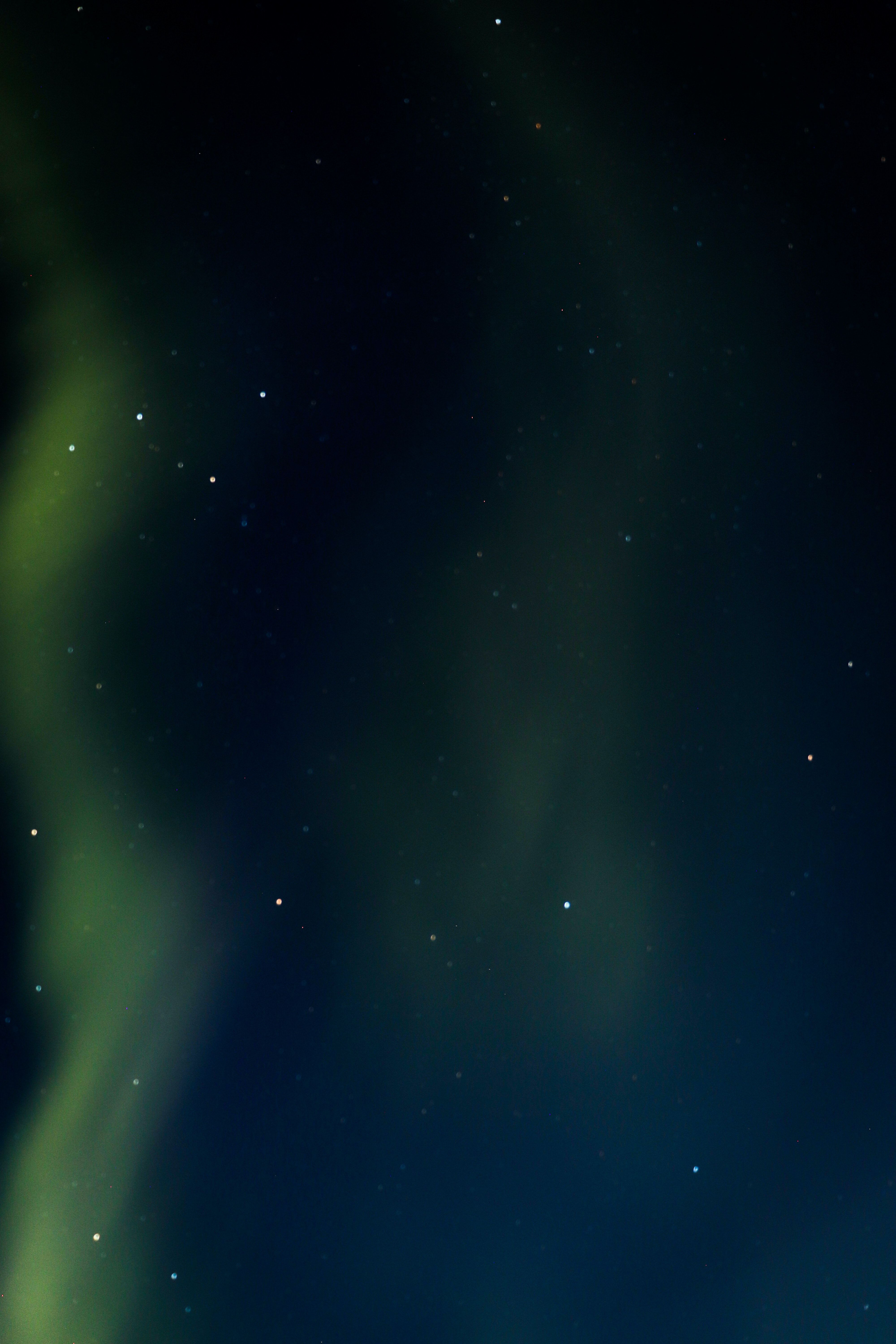 Polarlicht, Dunkel, Grün, Sterne, Minimalismus, QHD+, Hintergrundbild fürs Handy