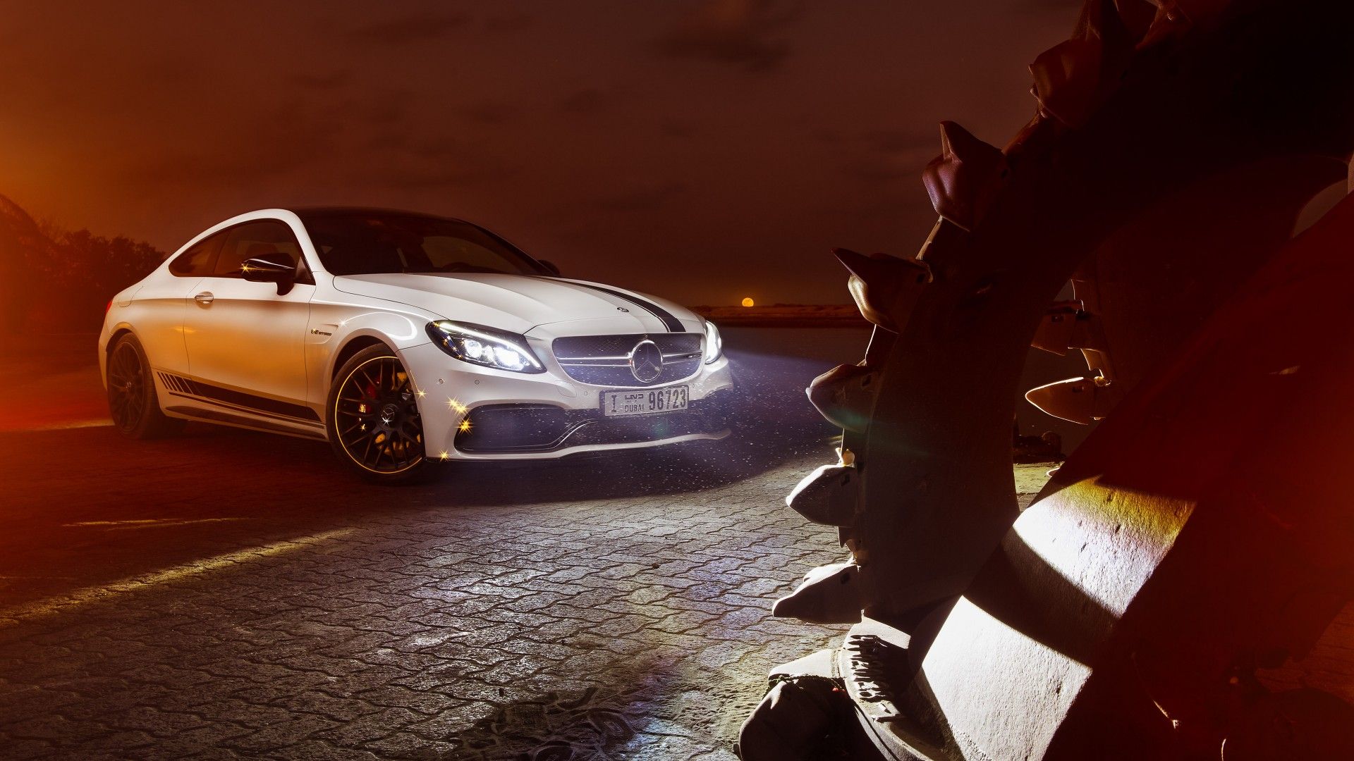 Mercedes-AMG C 63 Coupé, Weiß, Zahnrad, Nacht, Kopfsteinpflaster, Full-HD-Hintergrundbild für PC