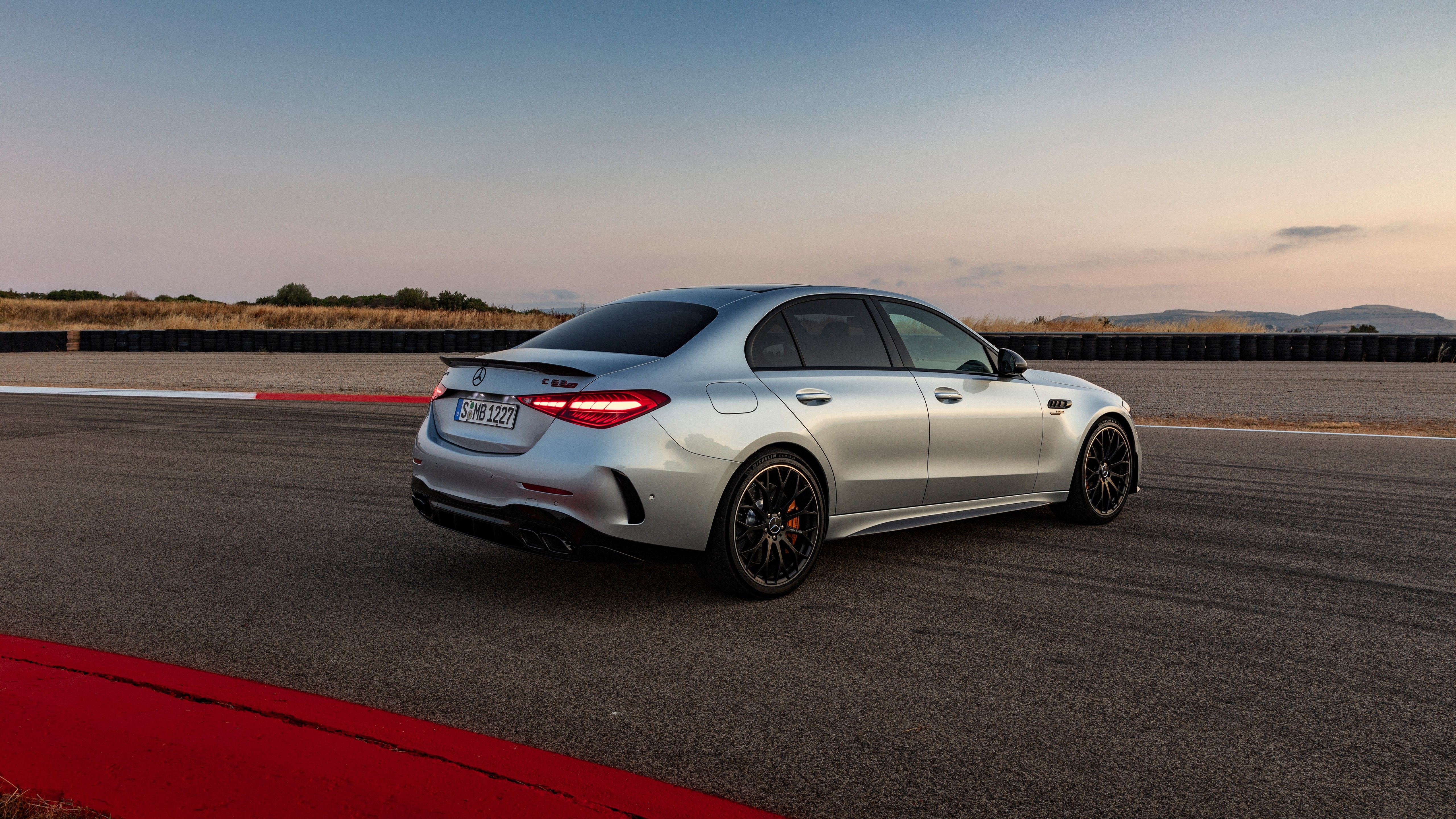 Mercedes-AMG C 63 S E Performance, Limousine, Silber, Rennstrecke, Sonnenuntergang, 5K-Hintergrund