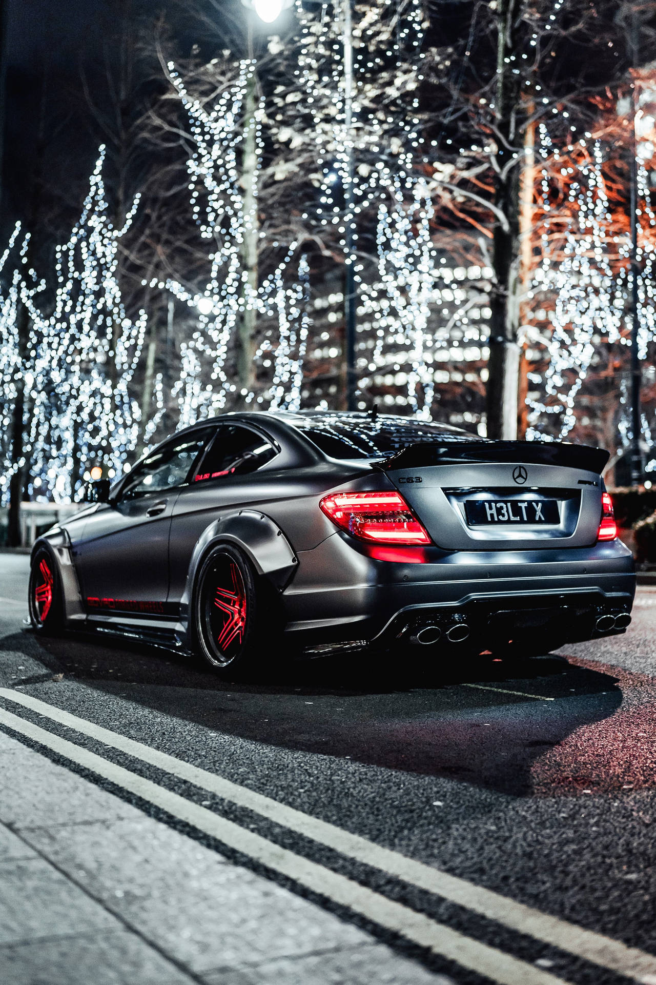 Mercedes-Benz C 63 AMG Black Series, Lichterketten, Nacht, Bäume, Hintergrundbild fürs Handy