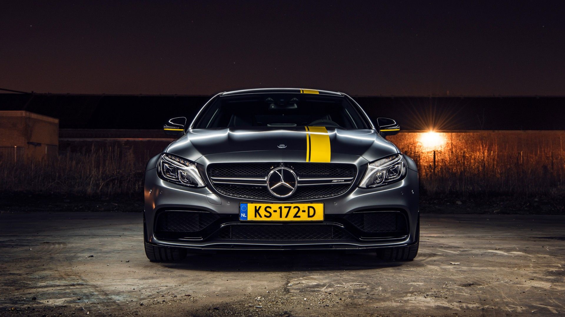Mercedes-AMG C 63, Gelber Streifen, Nacht, Frontansicht, Grau, Full HD, Breitbild-Hintergrundbild