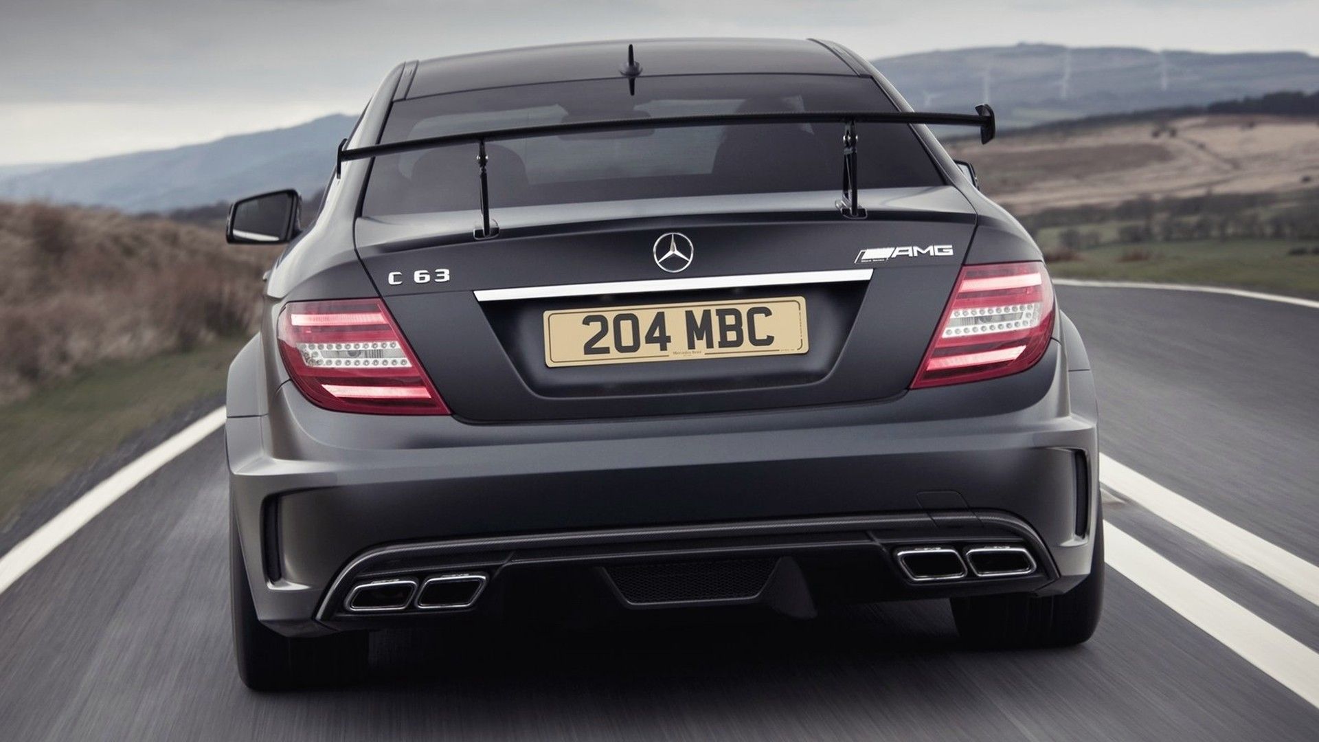 Mercedes-Benz C 63 AMG Black Series, Heckflügel, Heckansicht, Landstraße, Grau, Full-HD-Hintergrundbild