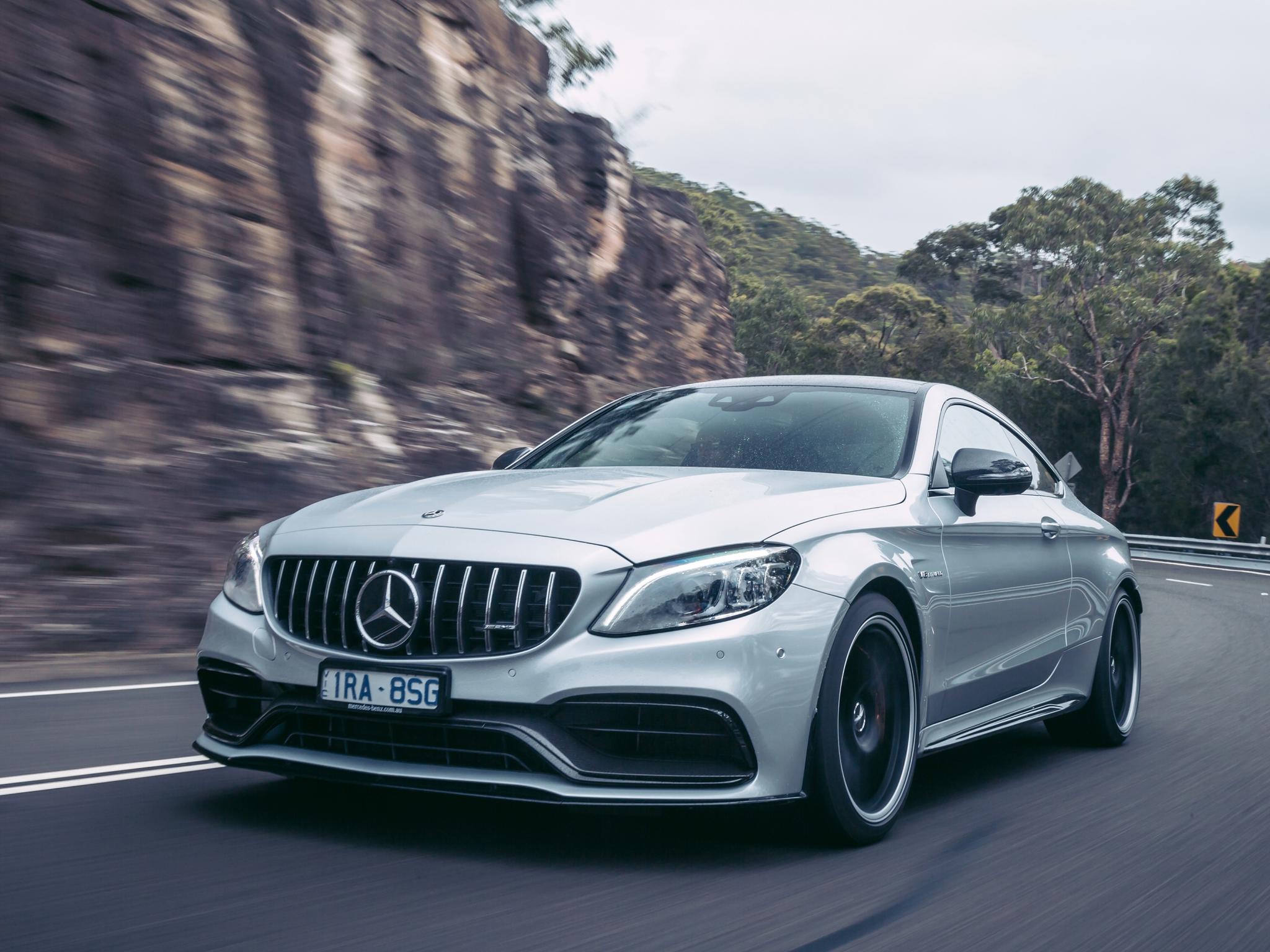 Mercedes-AMG C 63 S Coupé, Silber, Panamericana-Grill, Kurvenstraße, Hintergrundbild fürs iPad