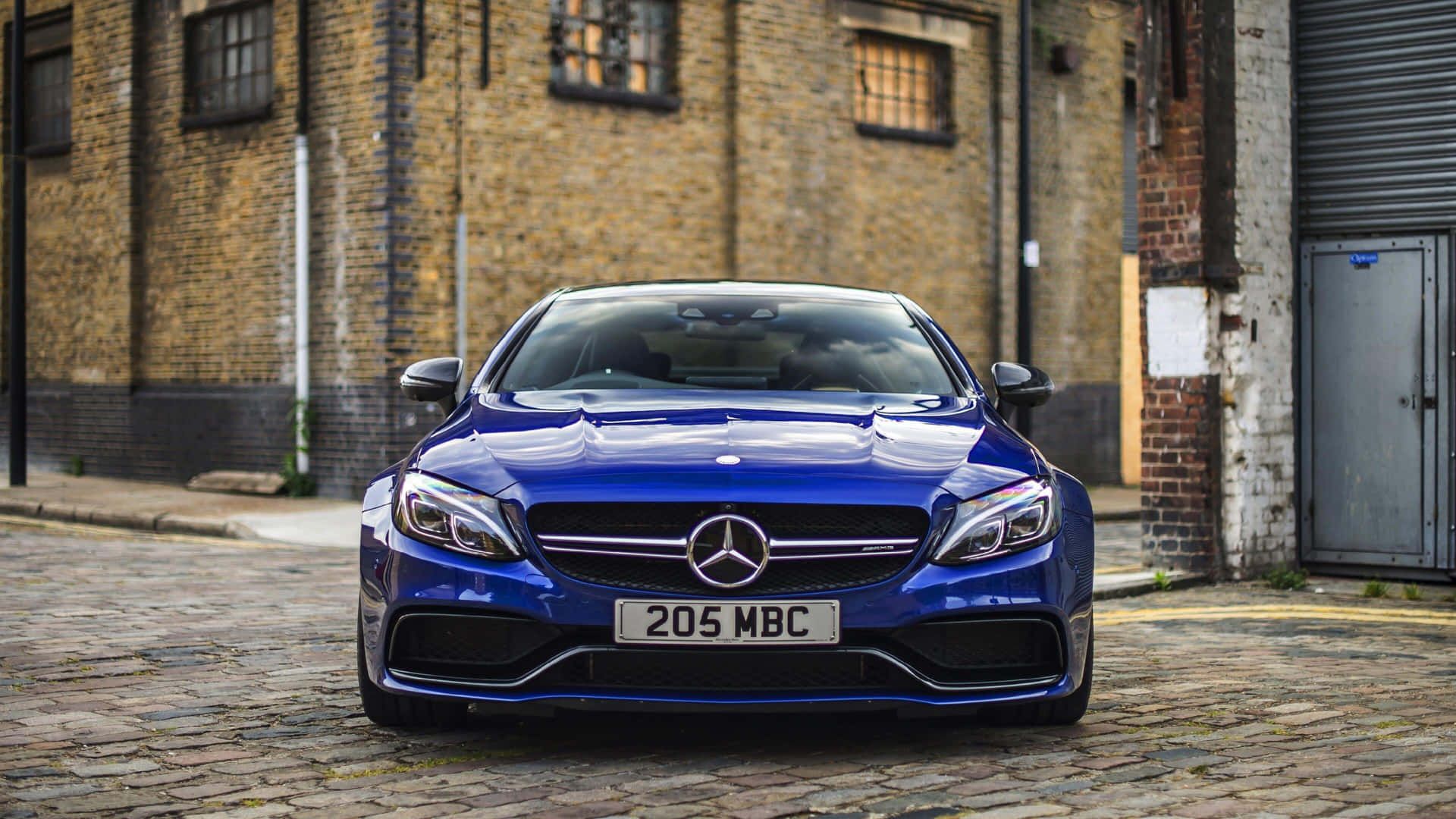 Mercedes-AMG C 63, Blau, Backsteingebäude, Kopfsteinpflaster, 1920x1080, Desktop-Hintergrund