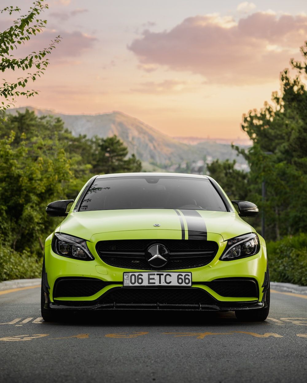 Mercedes-AMG C 63, Limettengrün, Schwarze Streifen, Sonnenuntergang, Berge, Hintergrundbild fürs Tablet