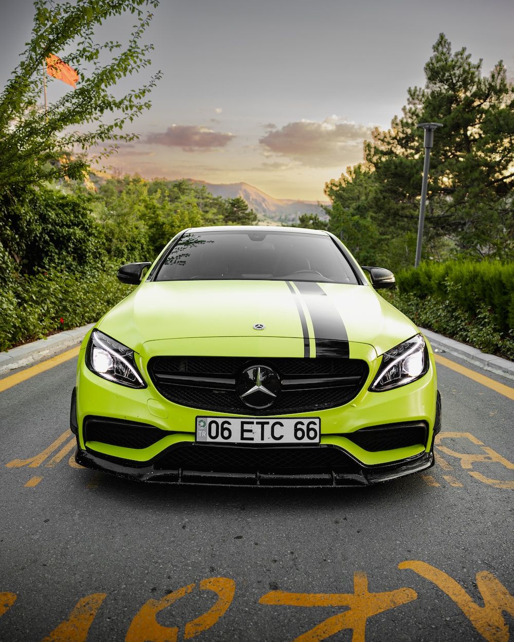 Mercedes-AMG C 63, Limettengrün, Schwarze Streifen, Frontansicht, HD, iPad-Hintergrundbild