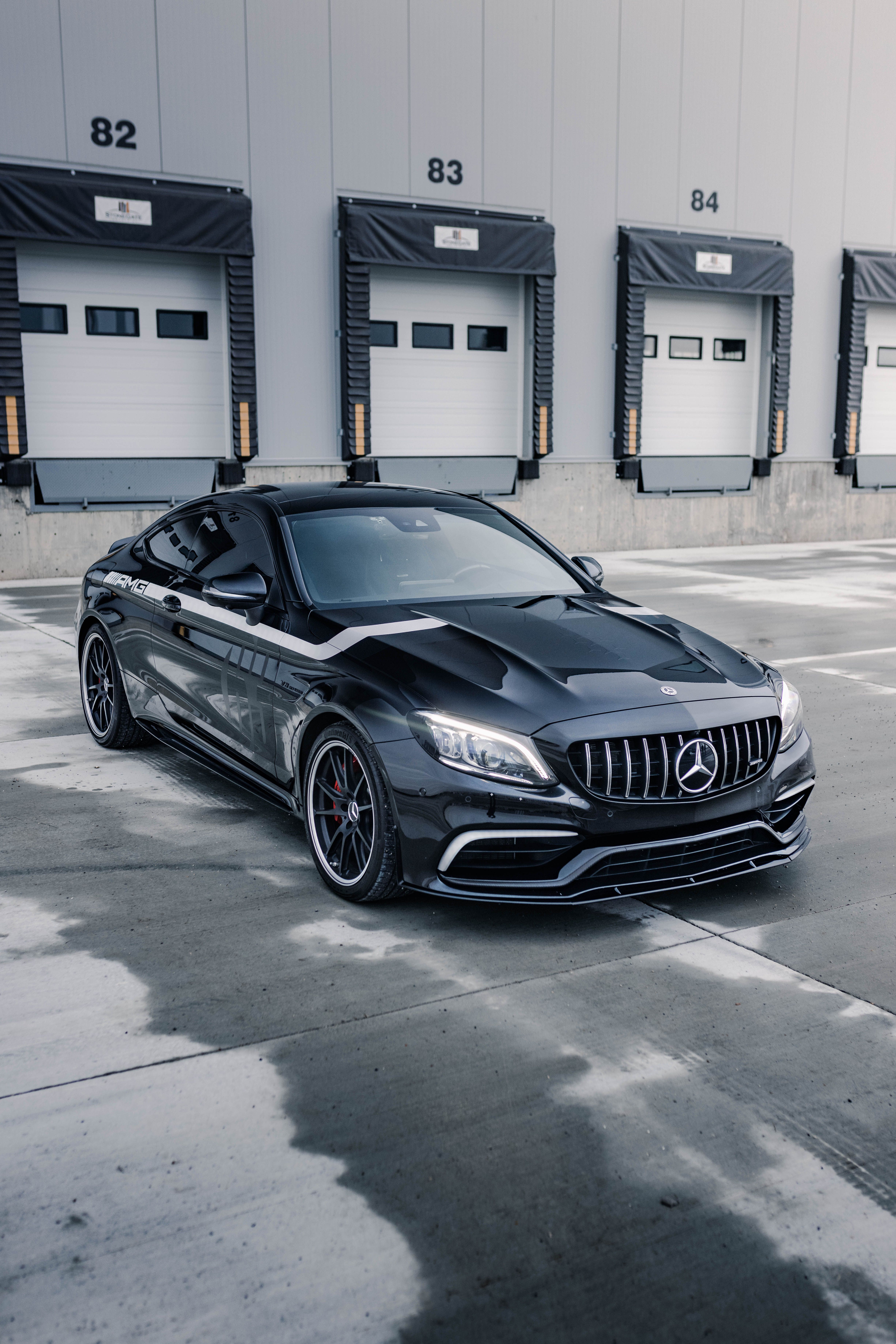 Mercedes-AMG C 63, Schwarz, Garagentore, Schnee, QHD+, iPad-Hintergrundbild