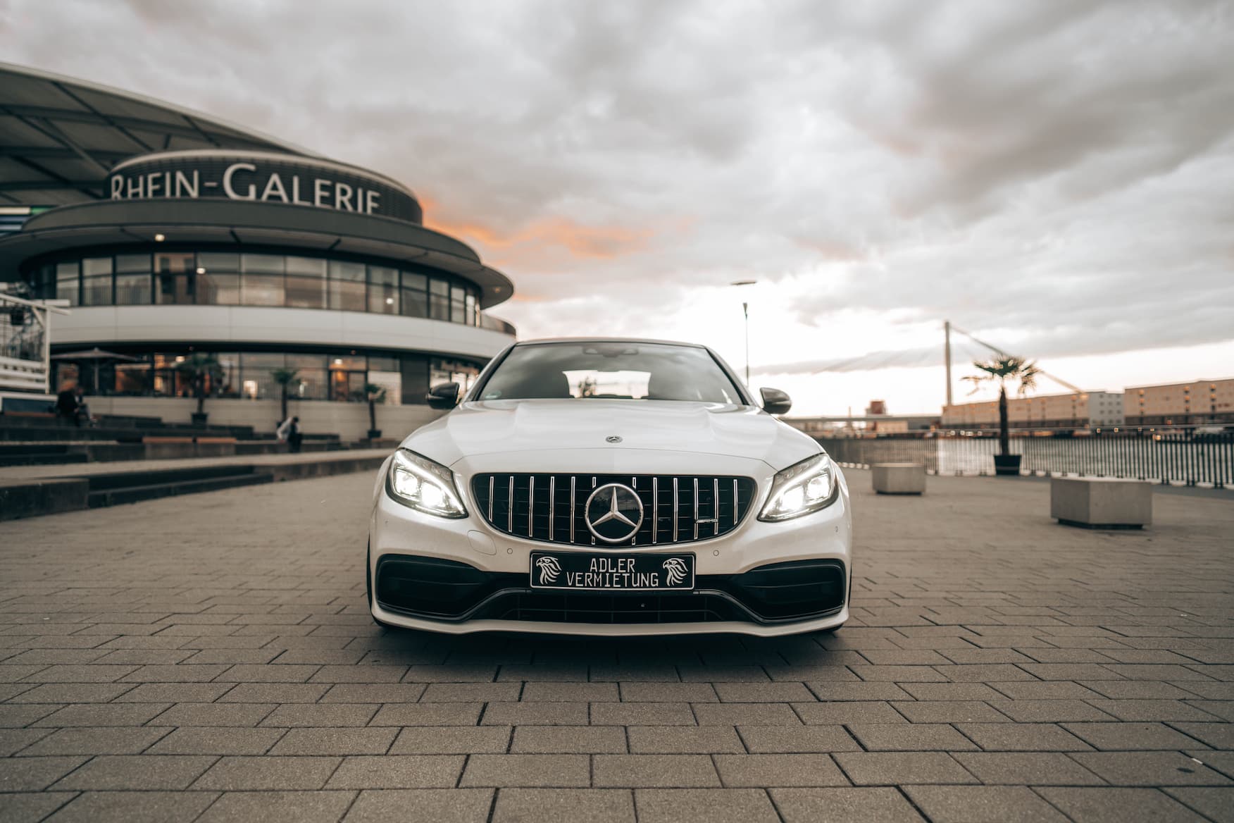Mercedes-AMG C 63, Weiß, Frontansicht, Gebäude, Wolken, HD, Desktop-Hintergrund für Windows