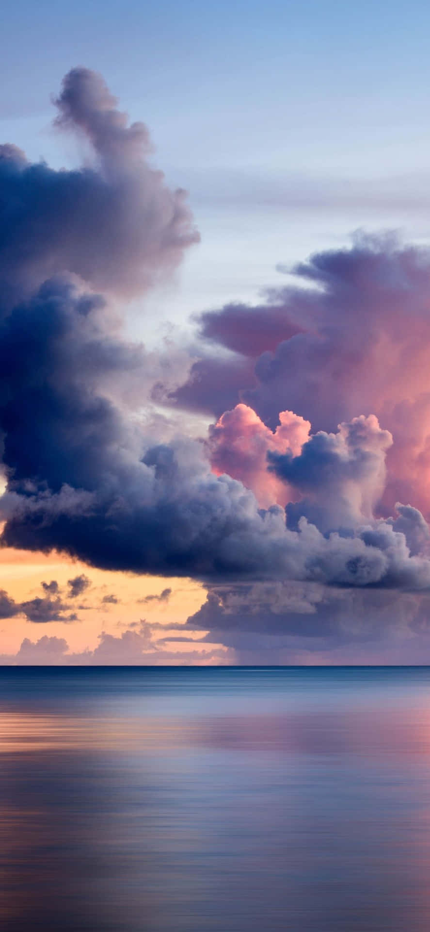 Wolkenhimmel, Meer, Spiegelung, Dämmerung, Hochformat, Hintergrundbild fürs Smartphone