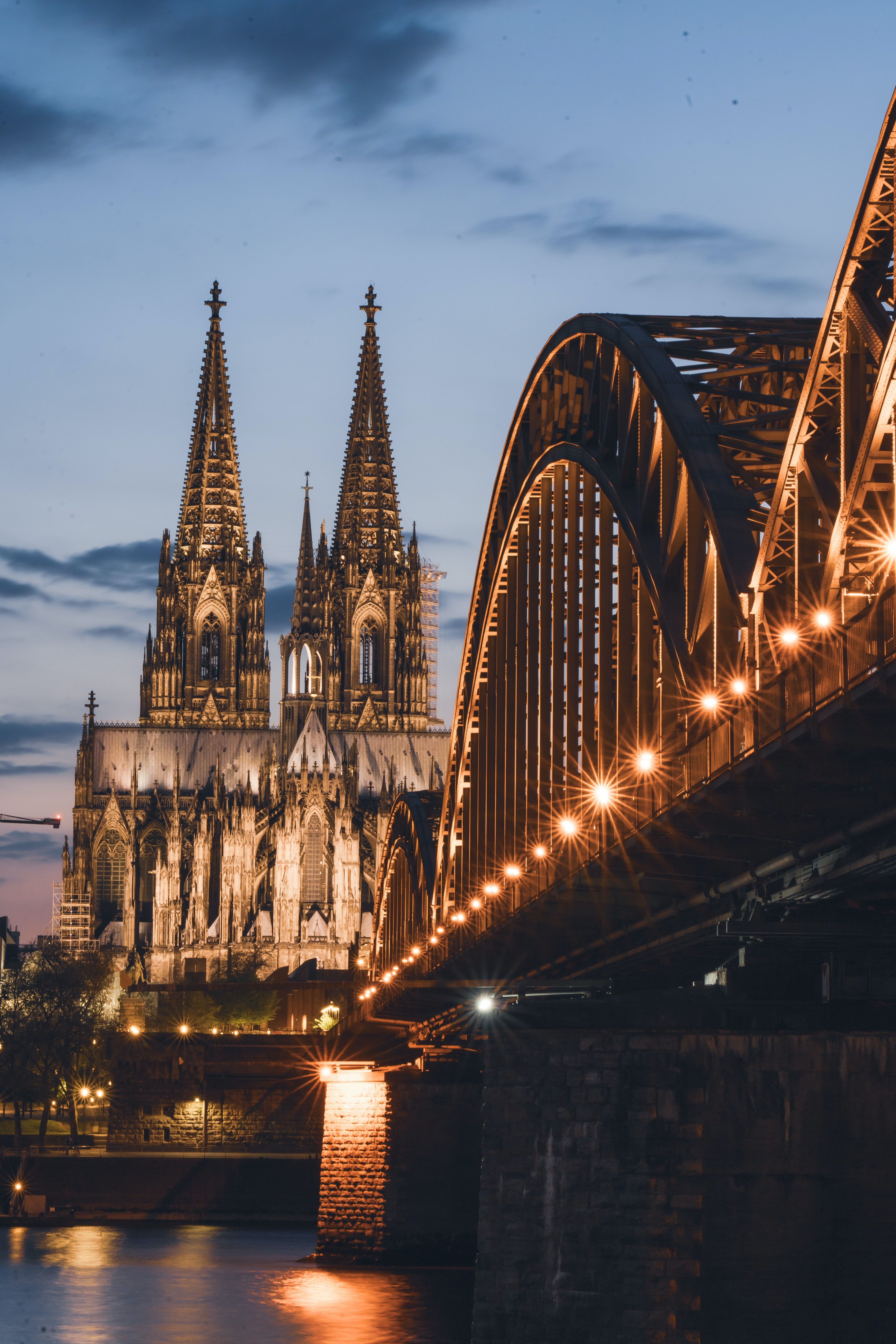 Kölner Dom, Hohenzollernbrücke, Köln, Abend, Beleuchtung, QHD+, Handy-Hintergrund