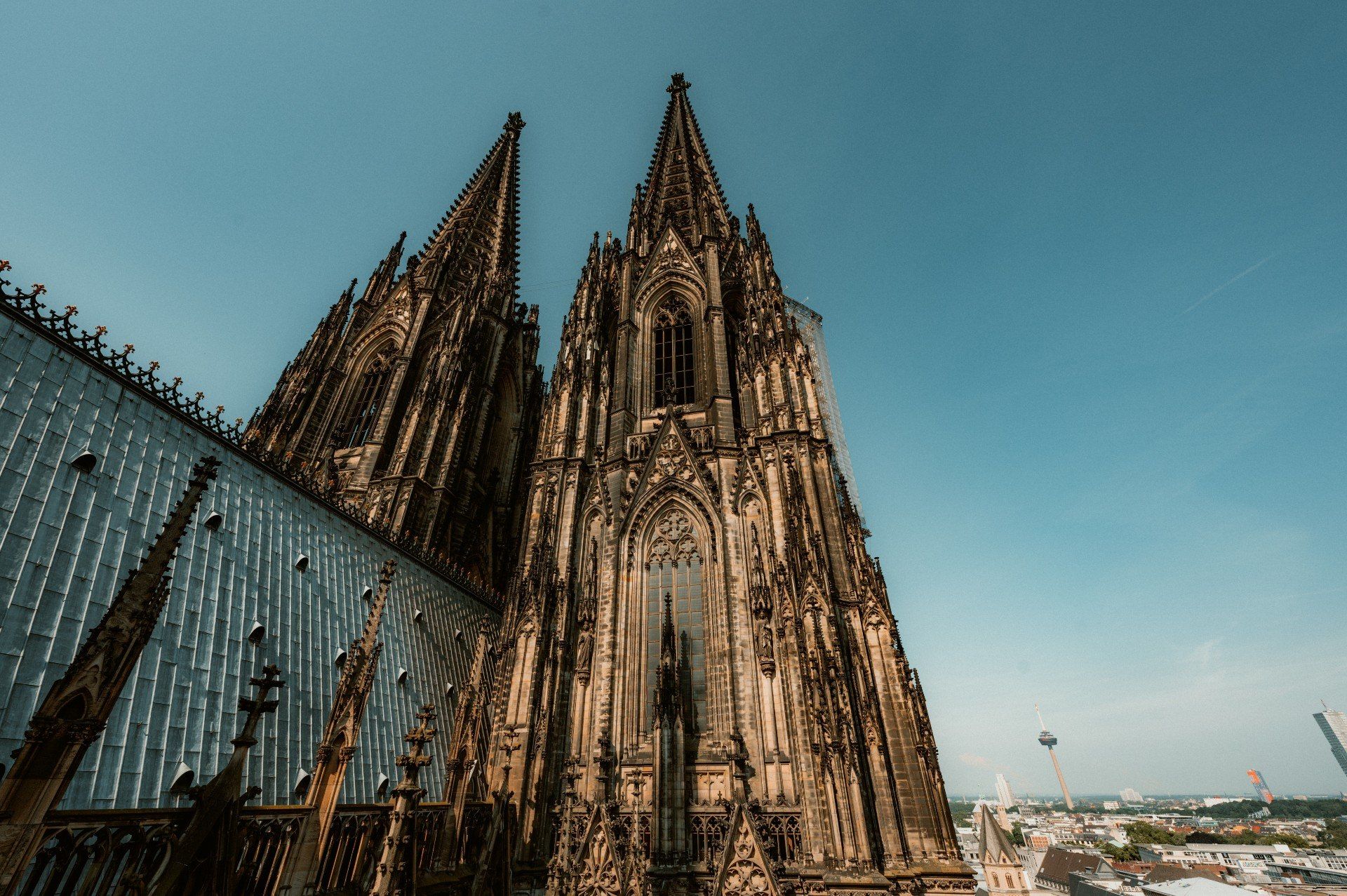 Kölner Dom, Doppeltürme, Froschperspektive, Türkiser Himmel, Köln, Full HD, Laptop-Hintergrundbild