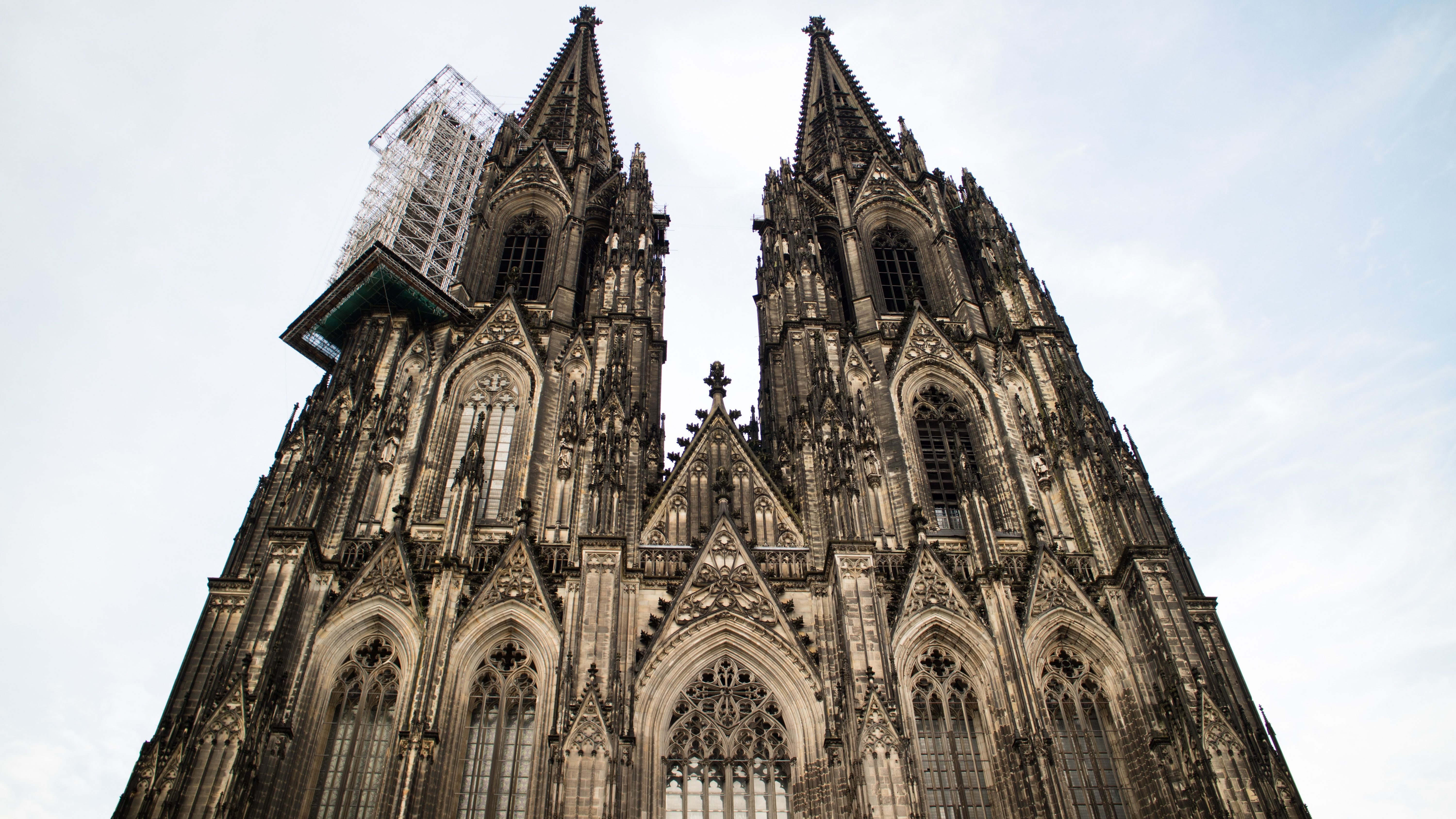 Kölner Dom, Westfassade, Baugerüst, Gotik, Heller Himmel, 6K, Breitbild-Hintergrundbild