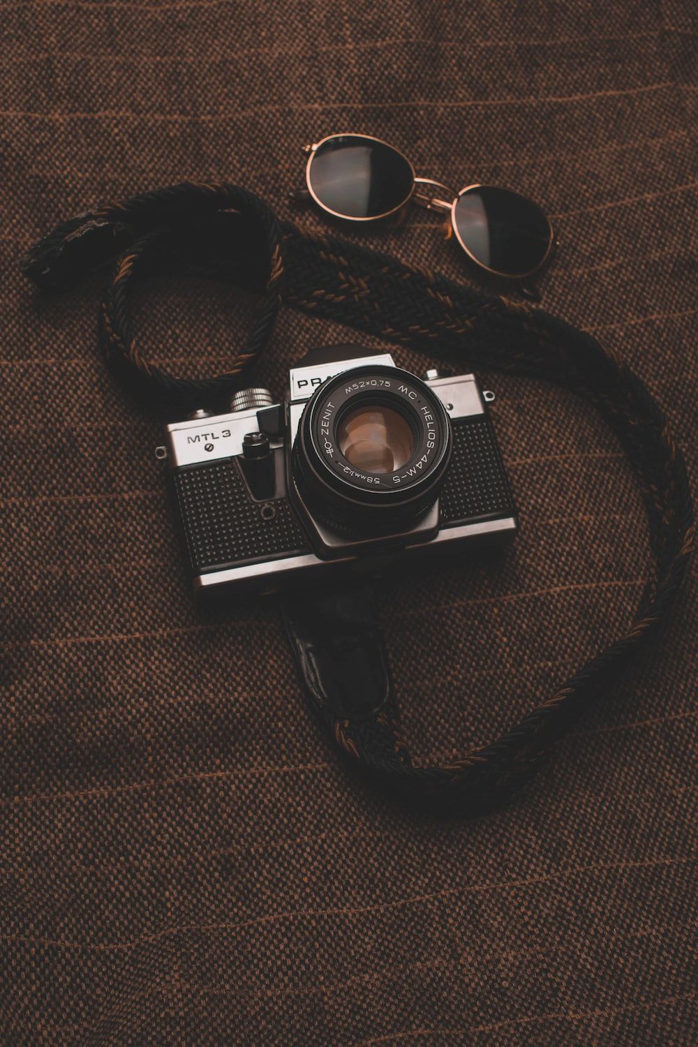 Kamera, Sonnenbrille, Vintage, Braun, Flatlay, HD, Handy-Hintergrund im Hochformat