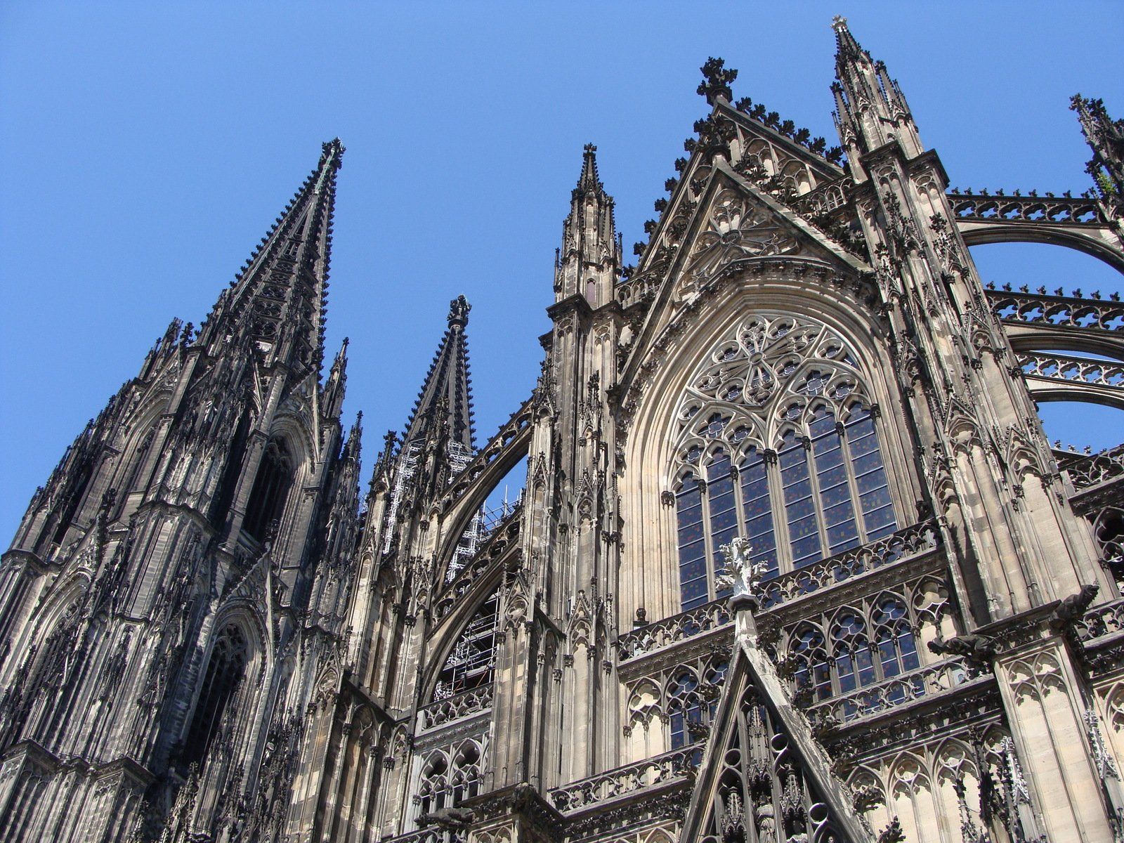 Kölner Dom, Gotisches Maßwerk, Fialen, Blauer Himmel, Detail, Hintergrundbild fürs Tablet