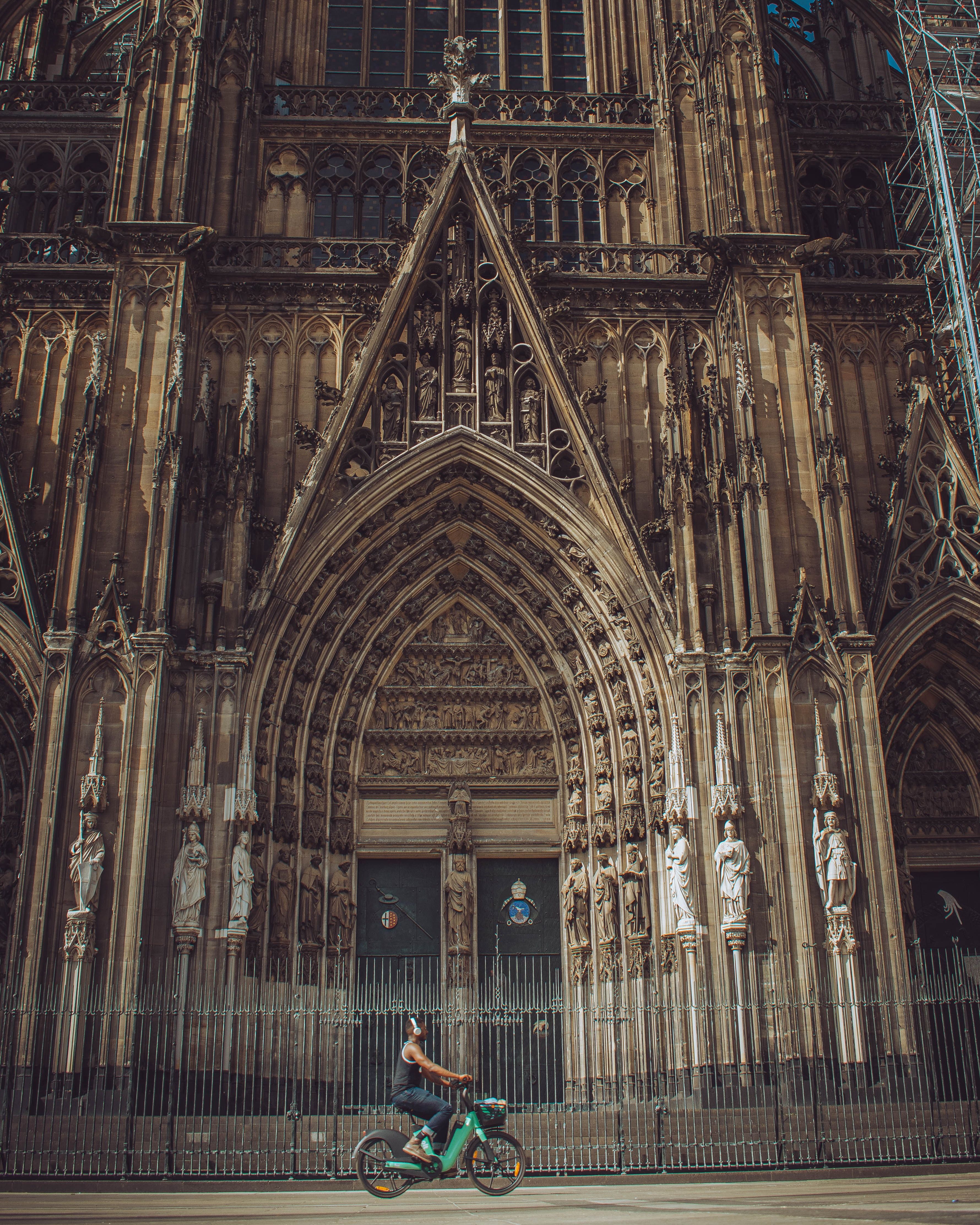 Kölner Dom, Hauptportal, Gotik, Radfahrer, Detail, Hintergrundbild für iPad und Tablet