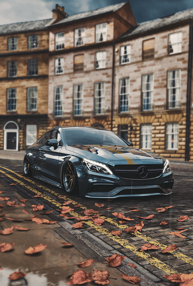 Mercedes-AMG C 63, Herbstlaub, Altbau, Kopfsteinpflaster, Hintergrundbild fürs iPad