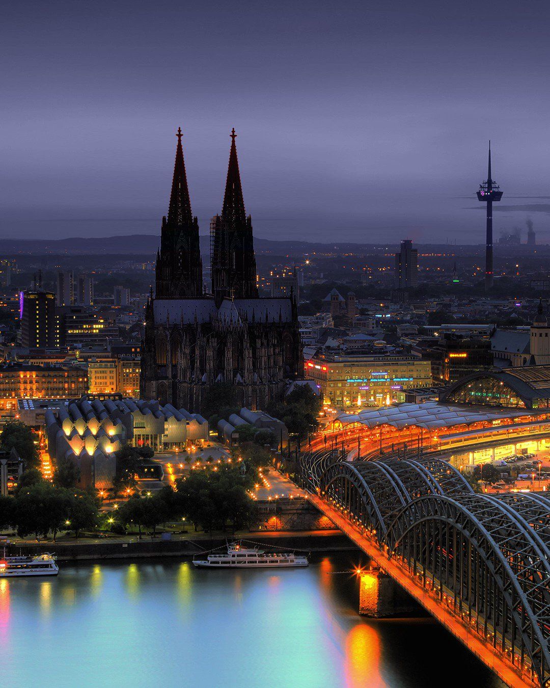 Kölner Dom, Hohenzollernbrücke, Colonius, Köln, Nacht, Stadtlichter, Full HD, iPad-Hintergrundbild