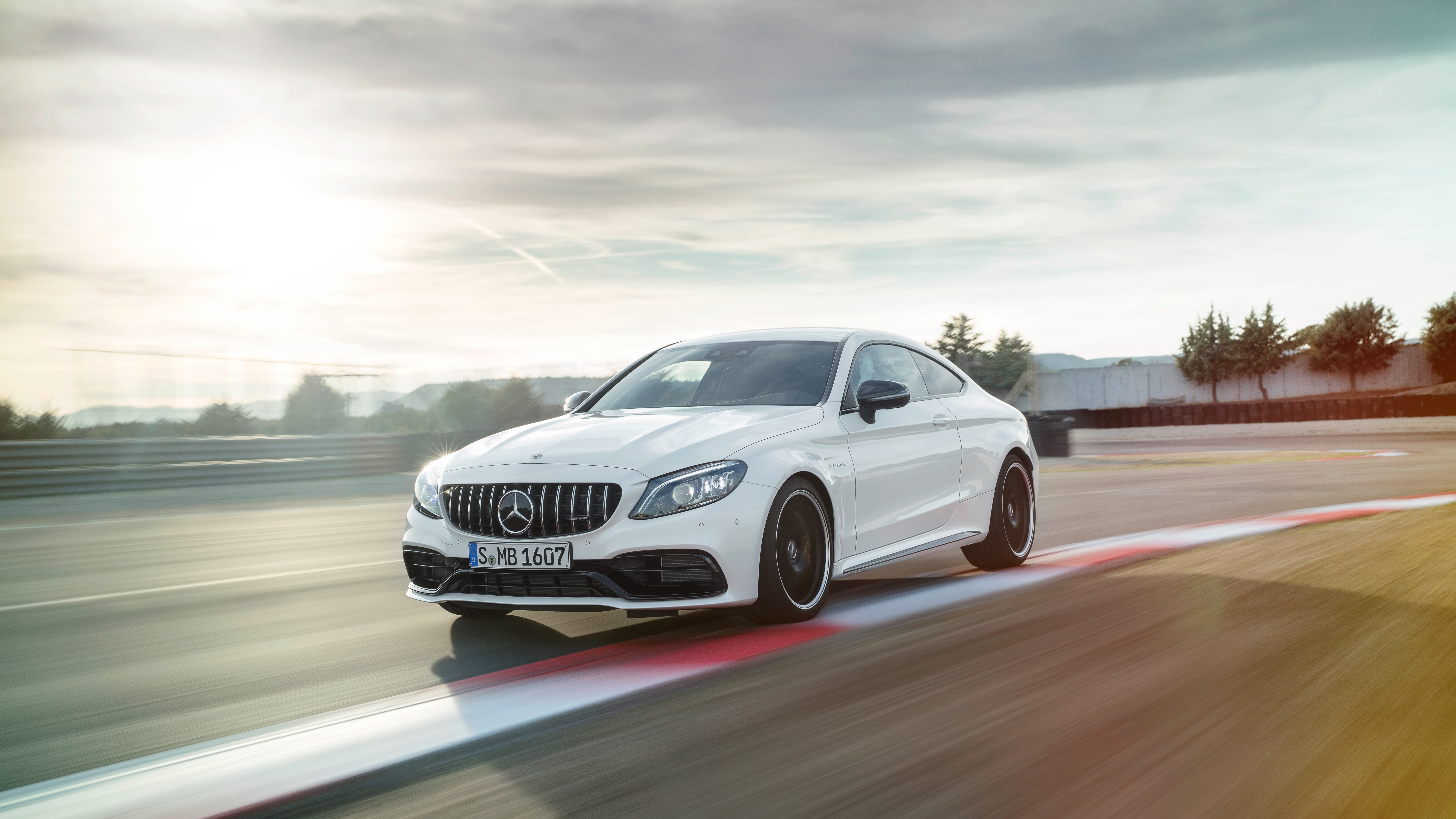 Mercedes-AMG C 63 S Coupé, Weiß, Rennstrecke, Bewegungsunschärfe, 8K, Laptop-Hintergrundbild