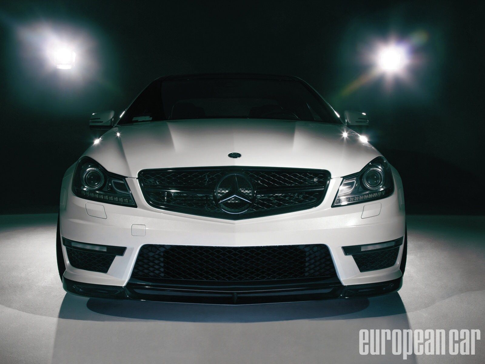 Mercedes-Benz C 63 AMG Coupé, Weiß, Scheinwerfer, Studio, HD, iPad-Hintergrundbild
